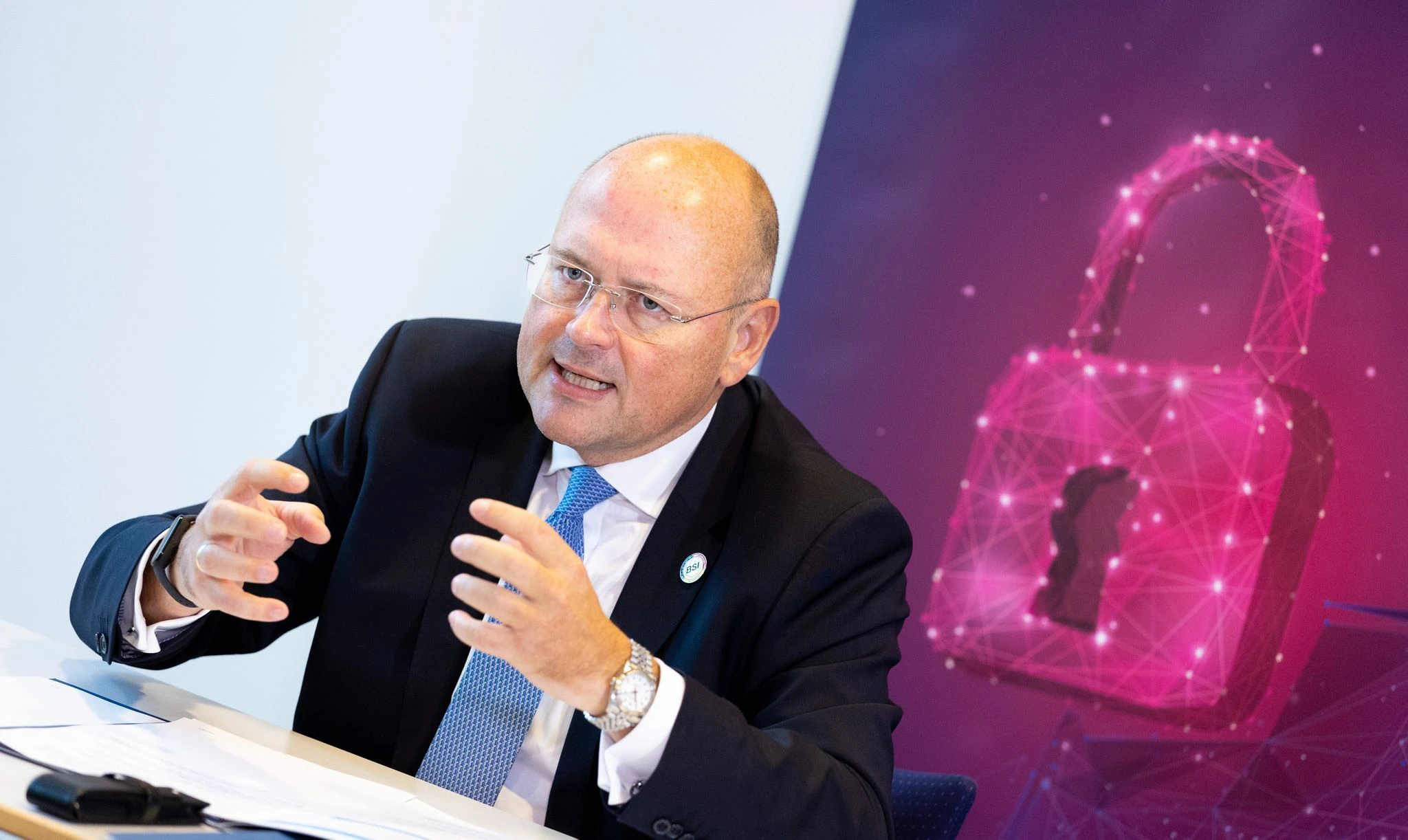 ARCHIV - Laut BSI-Präsident Arne Schönbohm hat sich die Gefahr von Cyberangiffen dem Einmarsch Russlands in die Ukraine weiter erhöht (Archivfoto).  