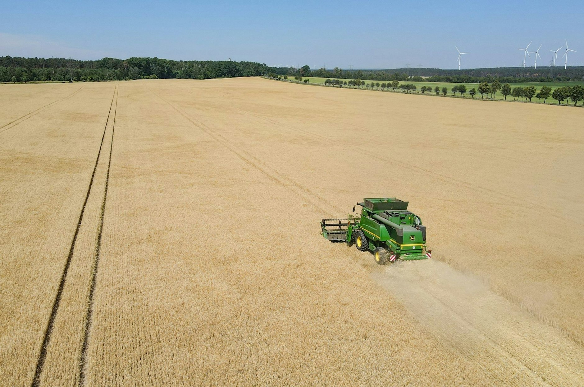 ARCHIV - Ein Mähdrescher erntet Wintergerste in Brandenburg (Symbolfoto).