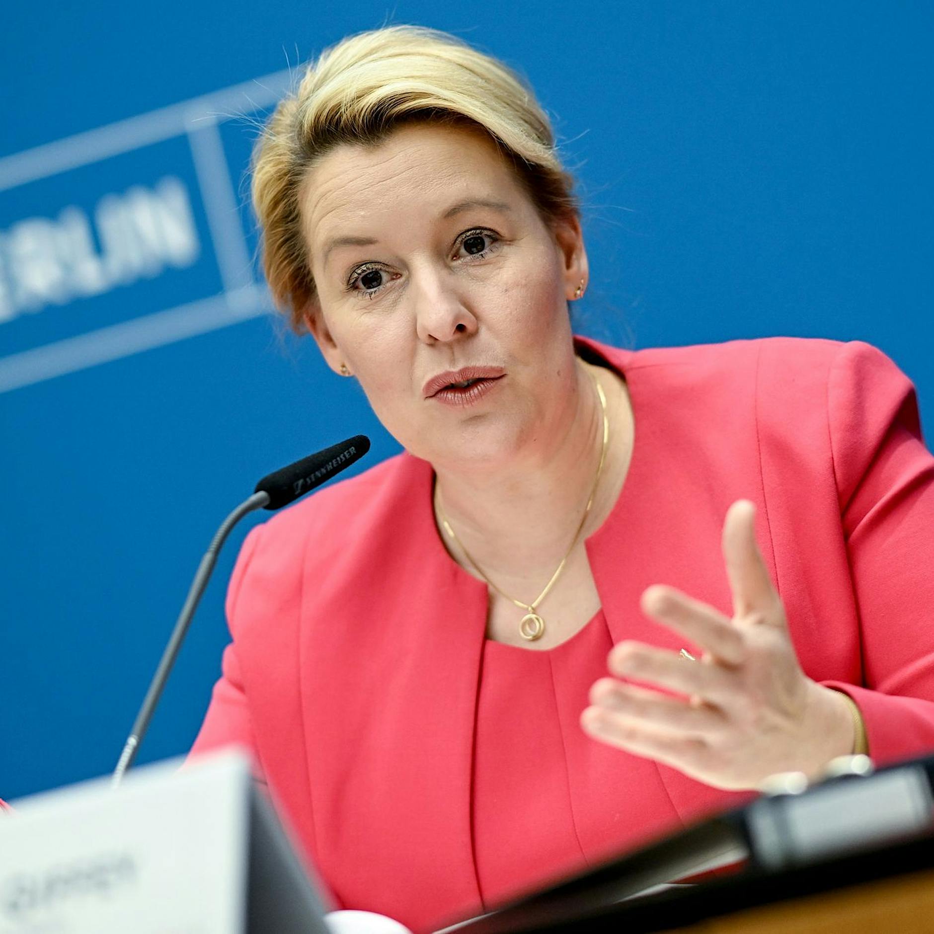 Leere Speicher bei Lieferstopp: Giffey mahnt Berliner zum Energiesparen