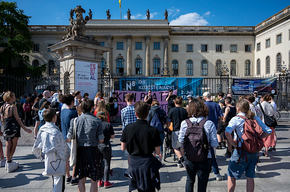 Teilnehmer einer Demonstration gegen den Vortrag der Biologin Marie-Luise Vollbrecht.  