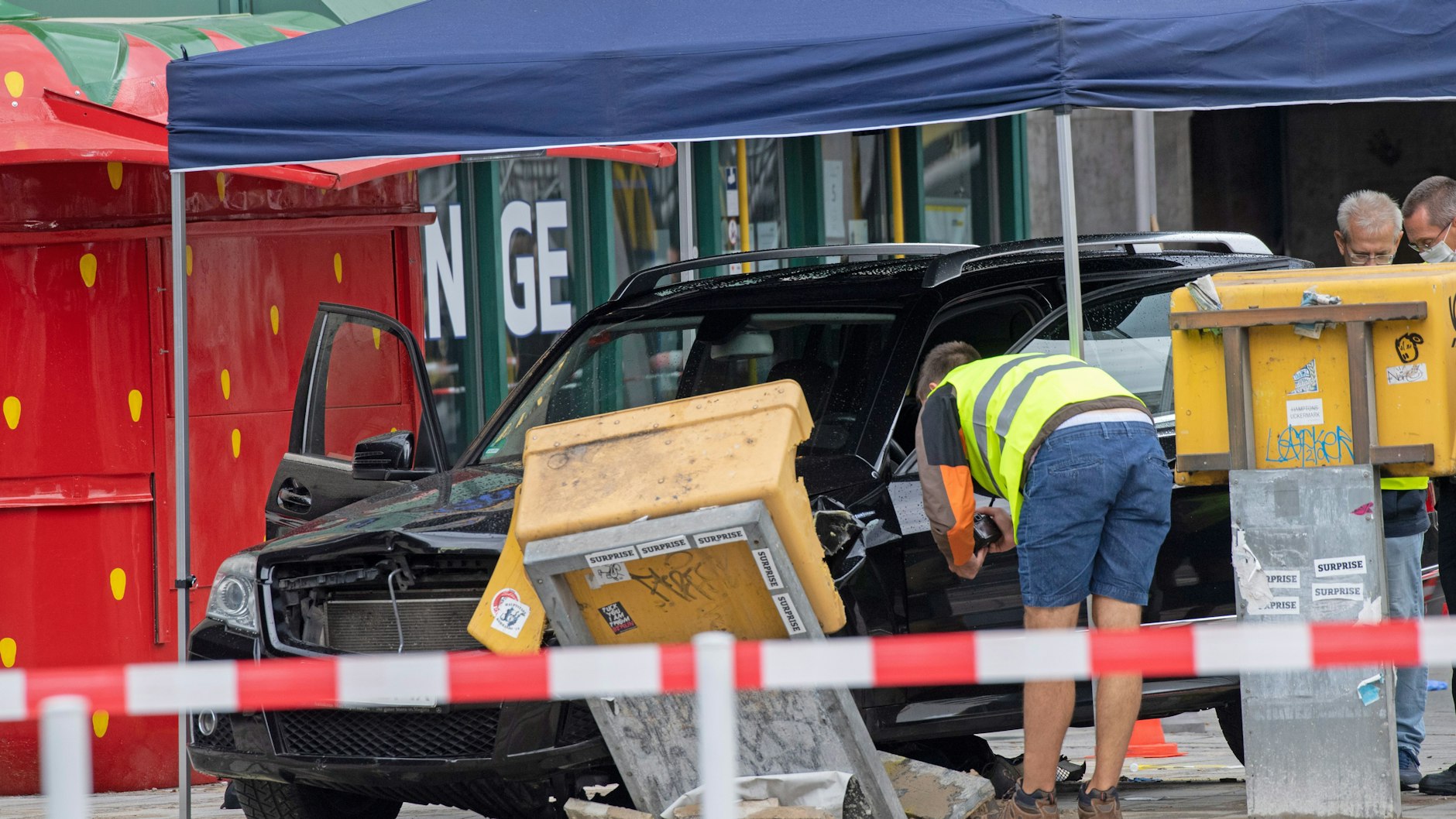 An einem Briefkasten, der aus der Verankerung gerissen wurde, kam der Mercedes-SUV zum Stehen. Vorher überrollte er drei Obdachlose.