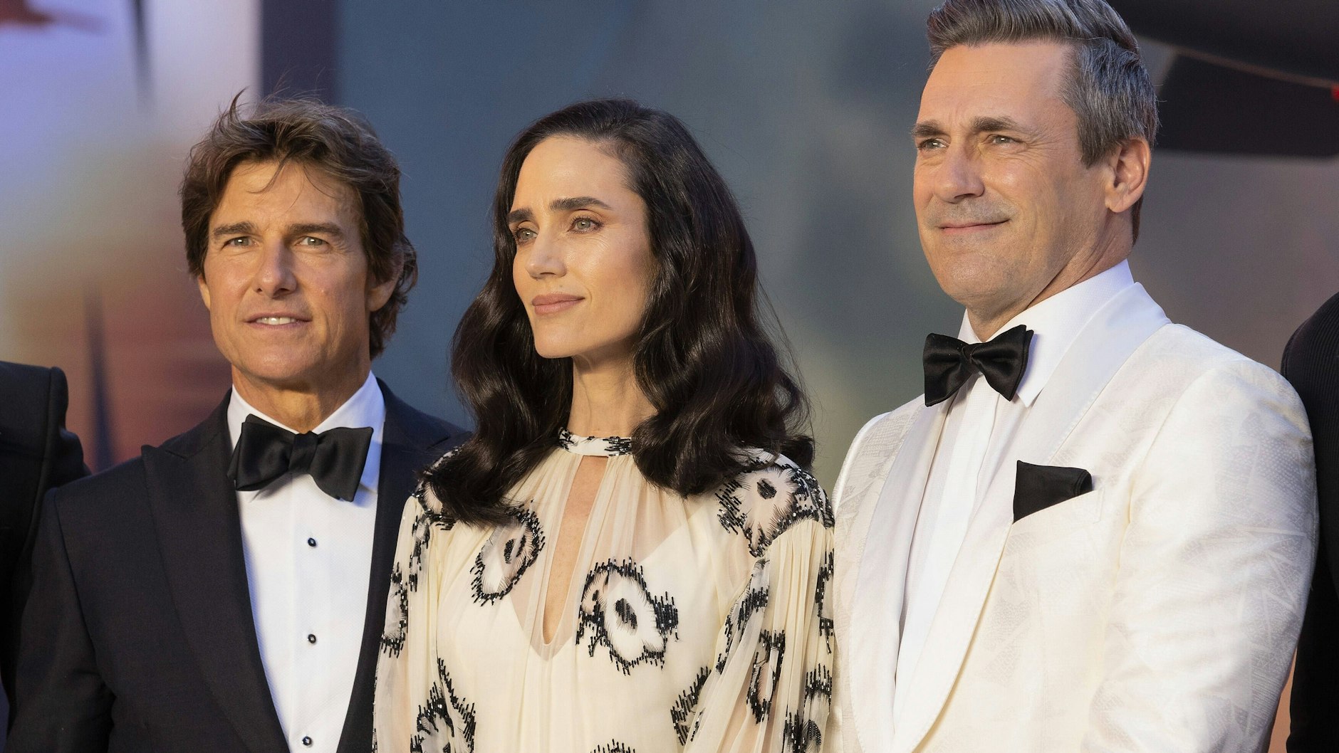 Jon Hamm (r.) mit Tom Cruise und Jennifer Connelly bei der Premiere von „Top Gun: Maverick“ in London
