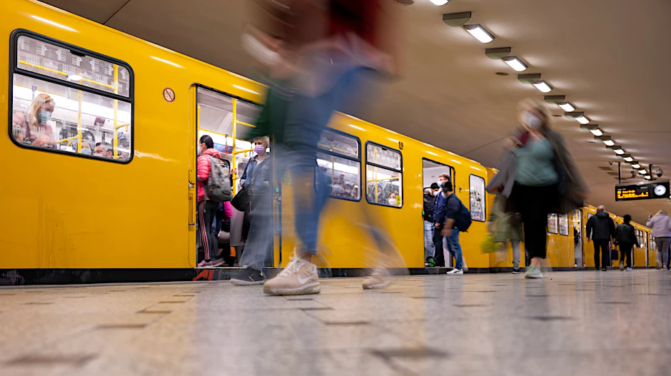 Fahrgäste steigen am Bahnhof Zoologischer Garten aus einer U-Bahn der Linie U9 aus. 