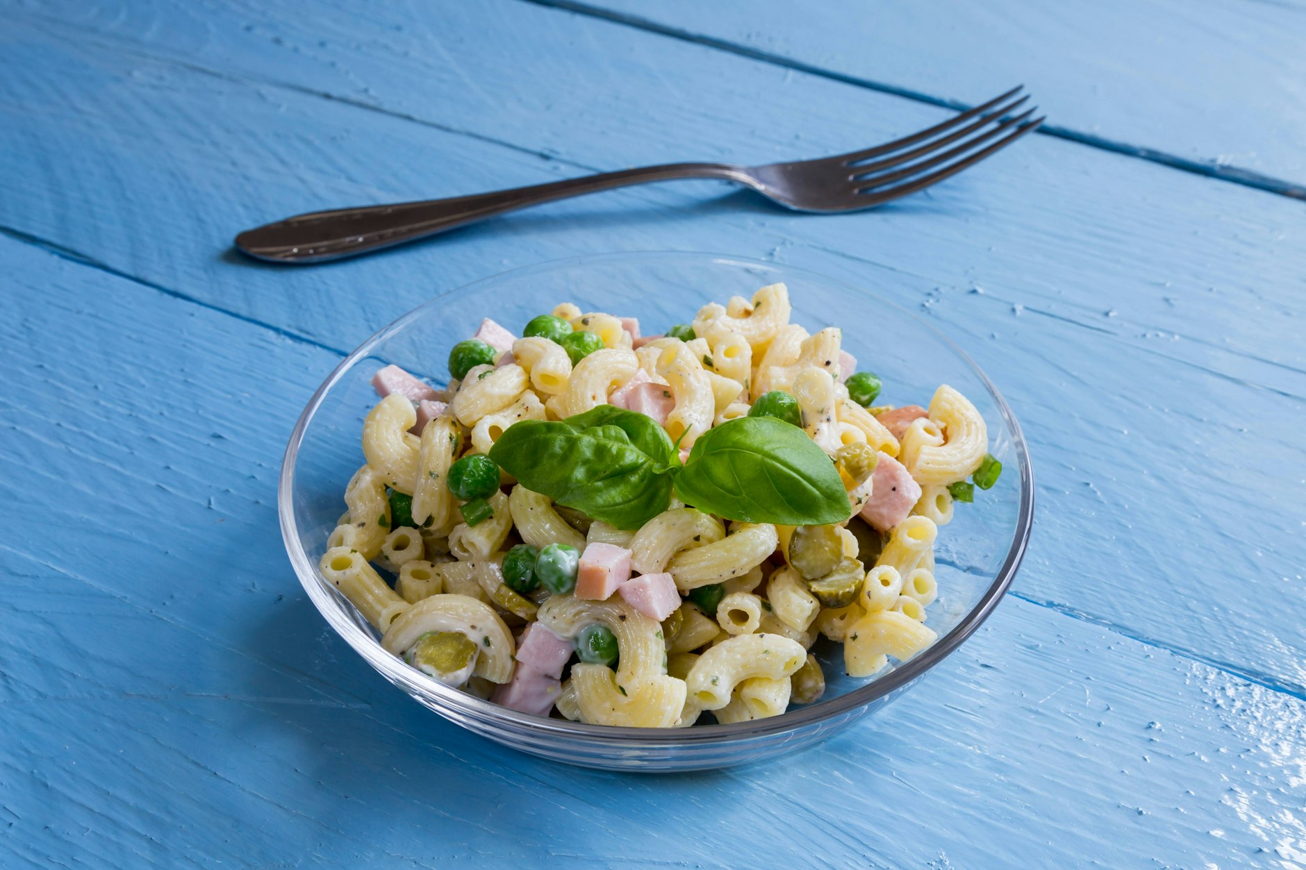 Das geniale Rezept für Nudelsalat bekommt mit dem karamellisierten Zucker eine ganz besondere Note.