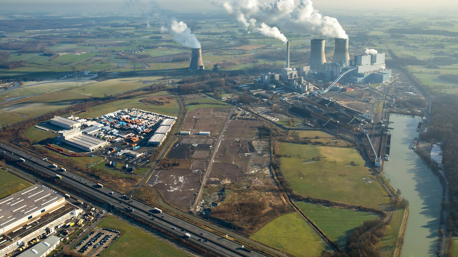 Autobahn vor einem ehemaligen Atomkraftwerk: Tauschen wir das Tempolimit gegen eine Laufzeitverlängerung der Atomkraftwerke?