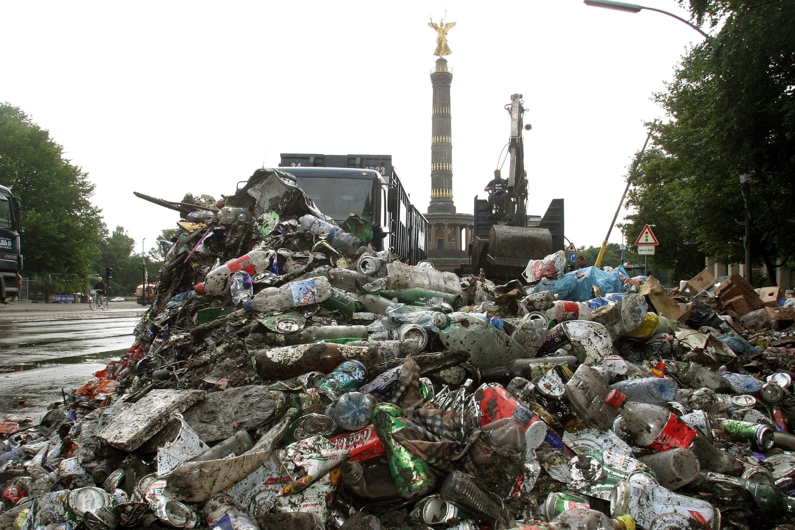 Was vom Tage übrig blieb: großes Reinemachen nach der Loveparade 2003 im Tiergarten.