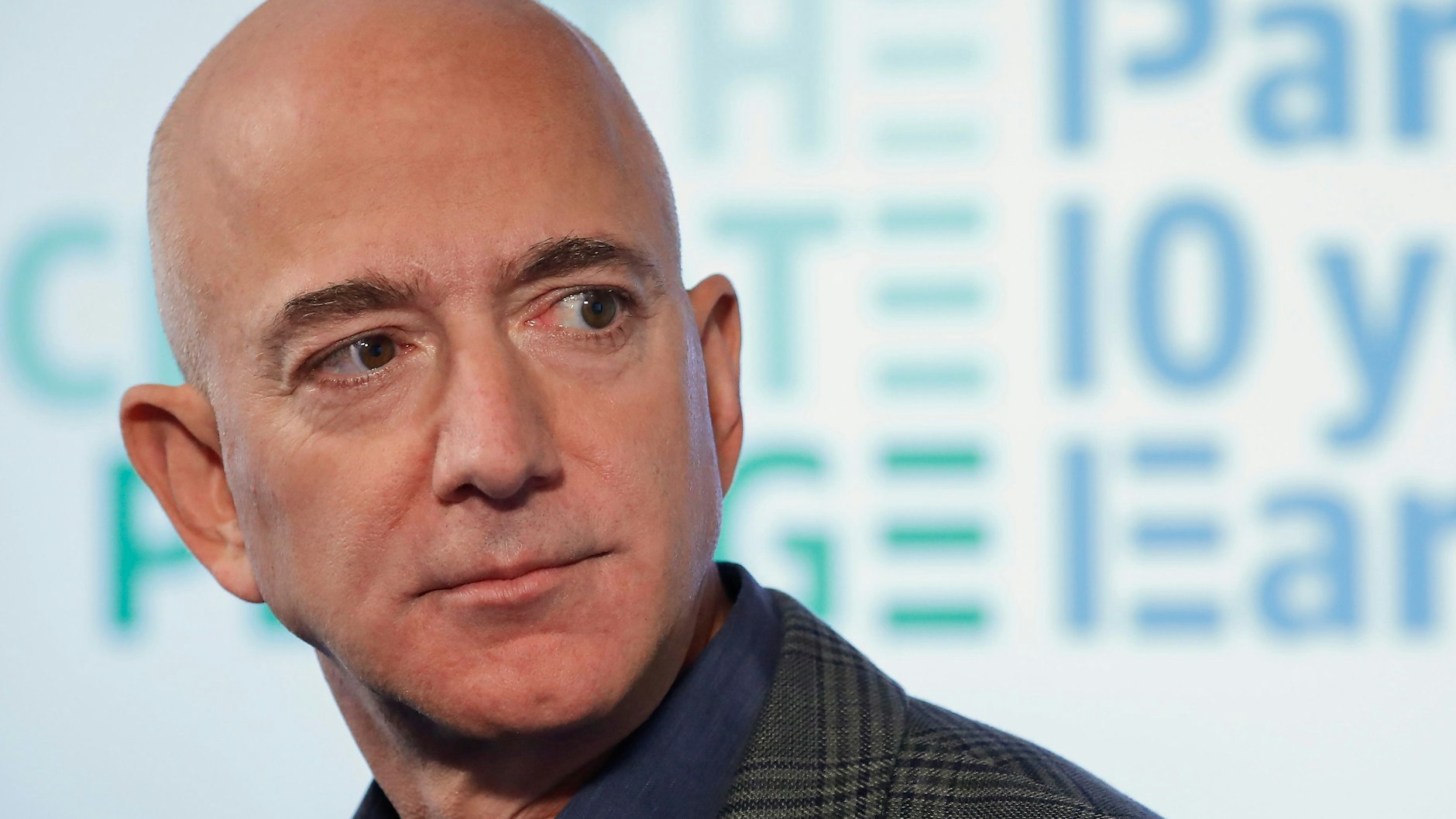 Amazon CEO Jeff Bezos&nbsp; hätte sein Schiff gern auf offener See. Wie es dort hinkommen soll, ist noch ungewiss. Unter der Brücke passt es nicht hindurch.