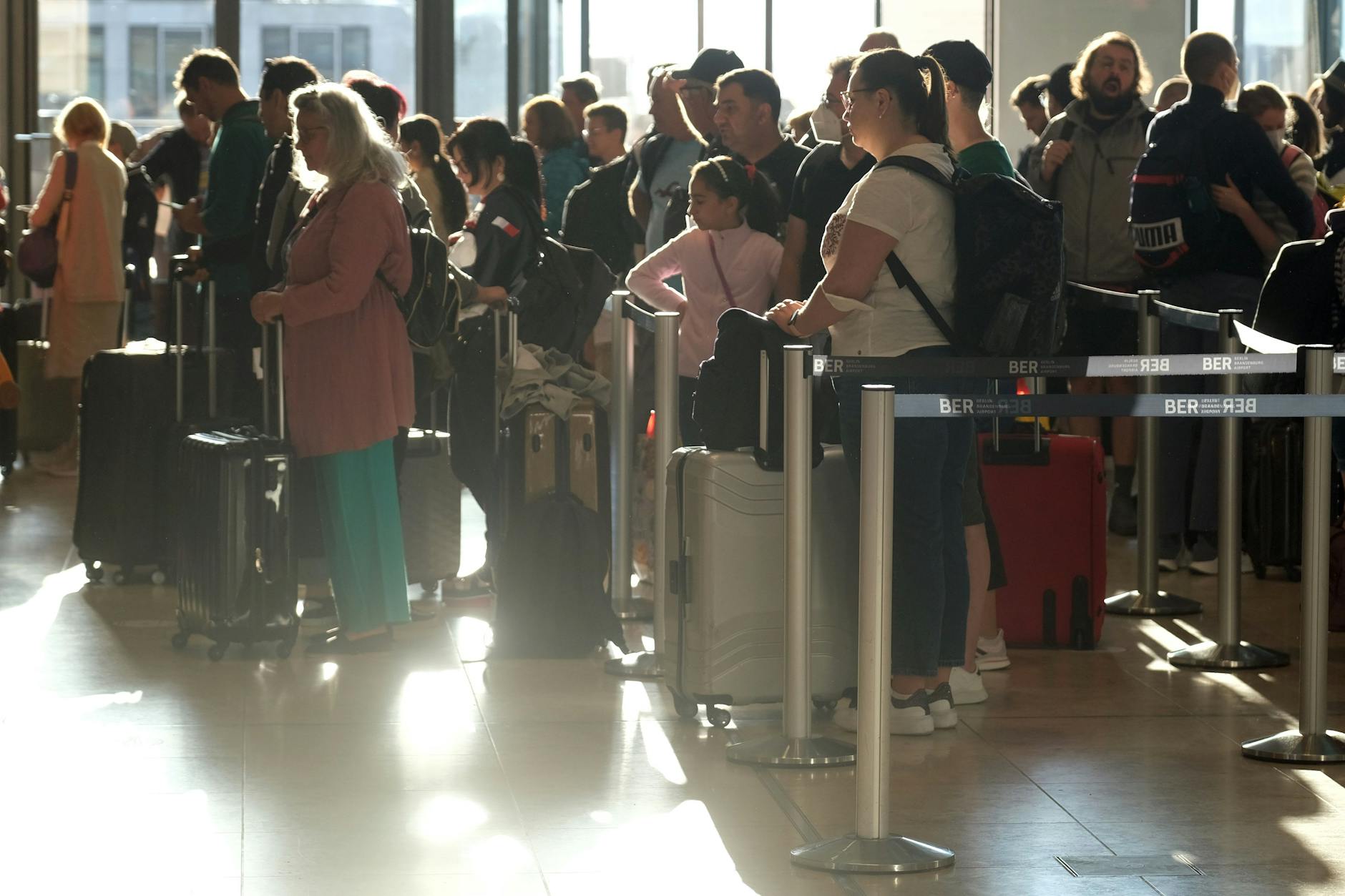 Reisende am BER-Flughafen