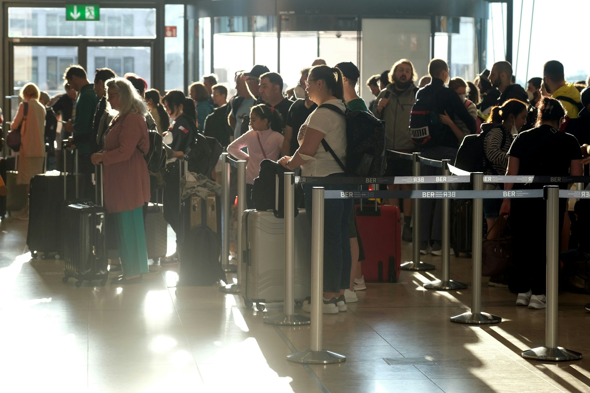 Ein Bild von Anfang Juli dieses Jahres, aber so aktuell wie damals: lange Schlangen am BER.&nbsp;
