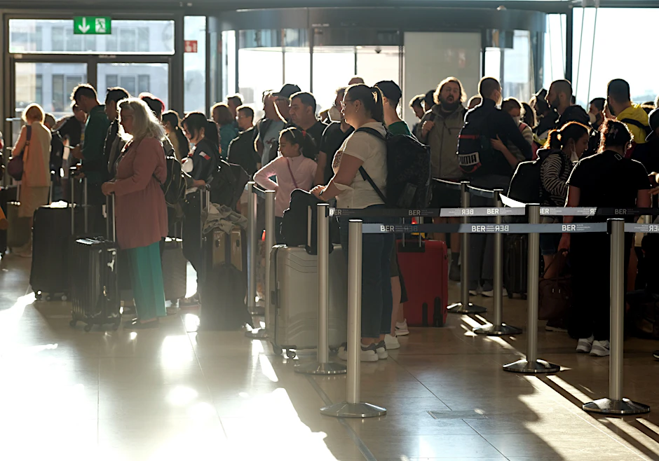 Reisende am BER-Flughafen