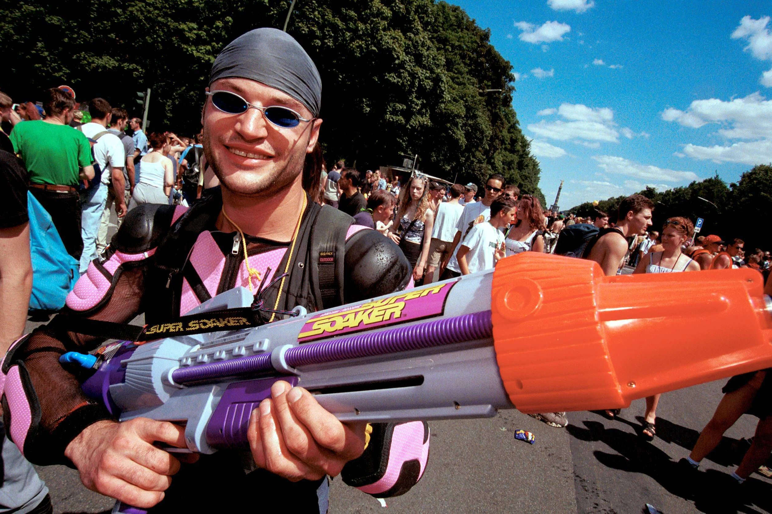 Da meint es jemand verdammt ernst: unterwegs auf der Loveparade mit schwerem Geschoss.