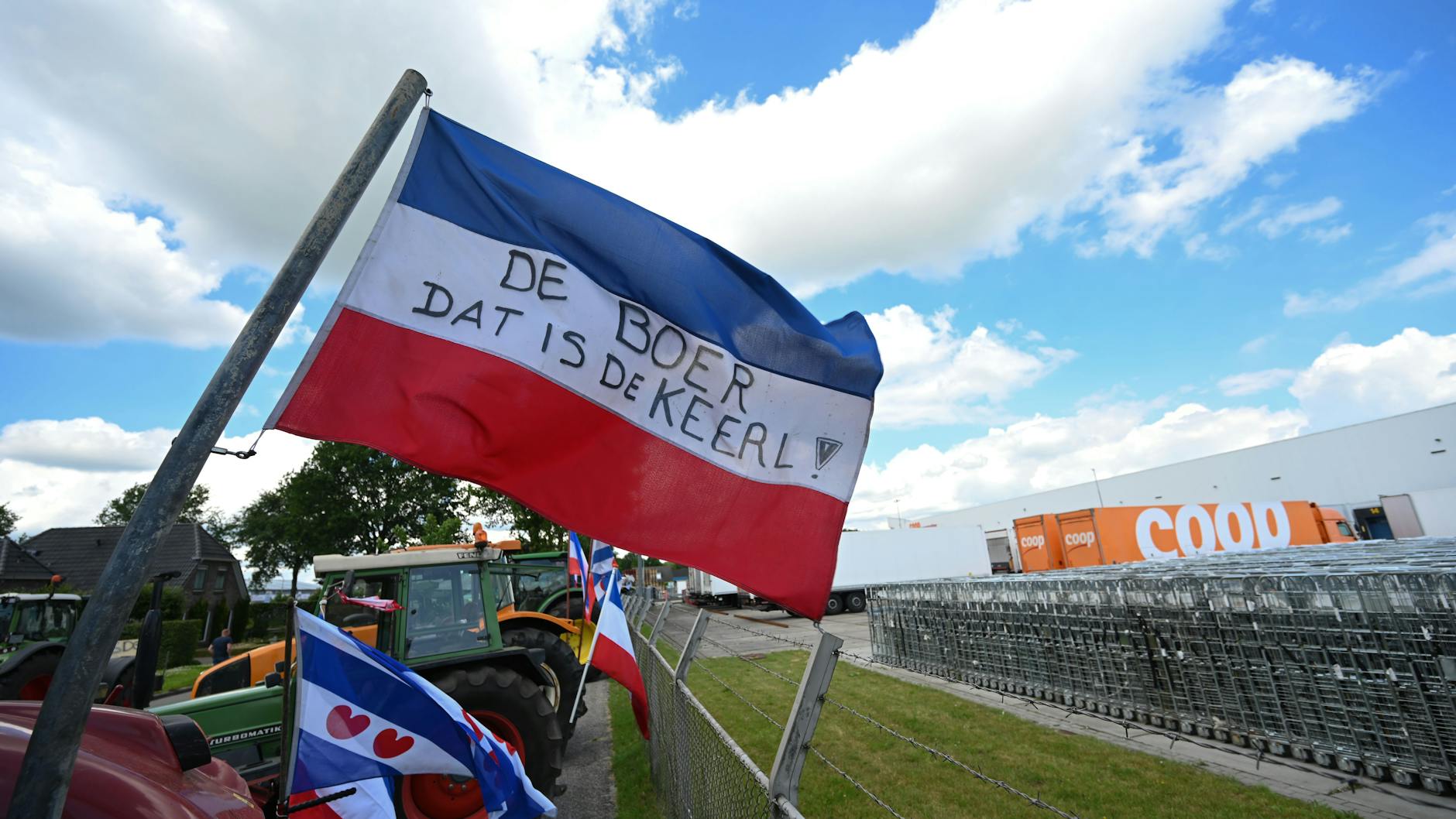Bei den Protesten der niederländischen Landwirte weht eine Nationalflagge mit der Aufschrift: „De Boer dat is de Keerl!“ (Der Bauer ist der Mann).