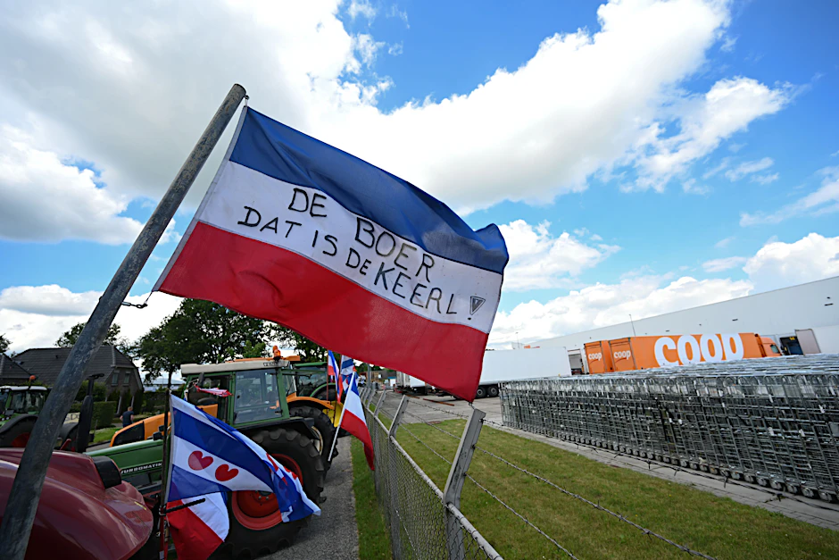 Bei den Protesten der niederländischen Landwirte weht eine Nationalflagge mit der Aufschrift: „De Boer dat is de Keerl!“ (Der Bauer ist der Mann).