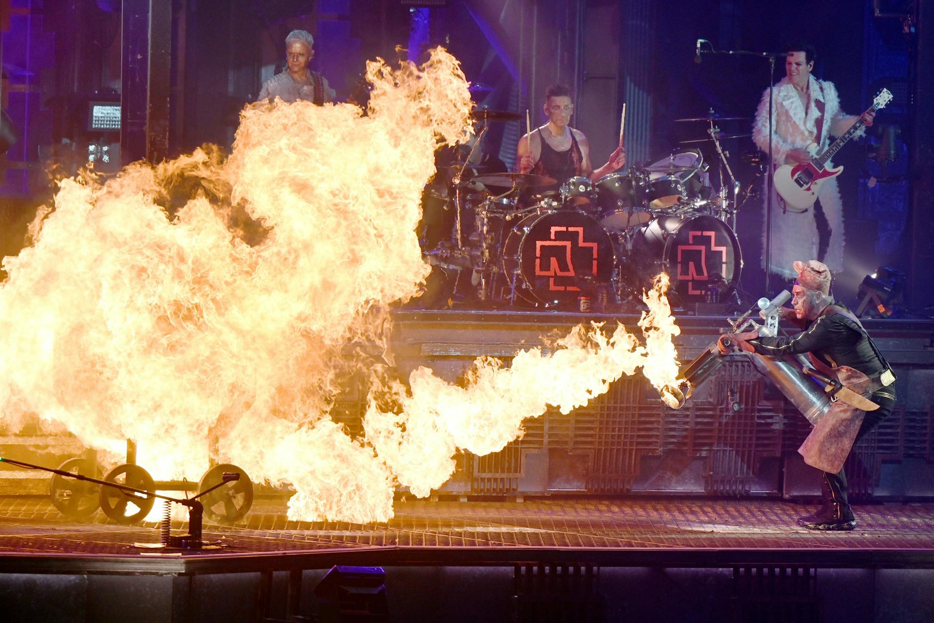 Rammstein-Frontmann Till Lindemann auf der Bühne – hier zündet er per Flammenwerfer den Kessel mit Rammstein-Keyboarder Christian „Flake“ Lorenz an.
