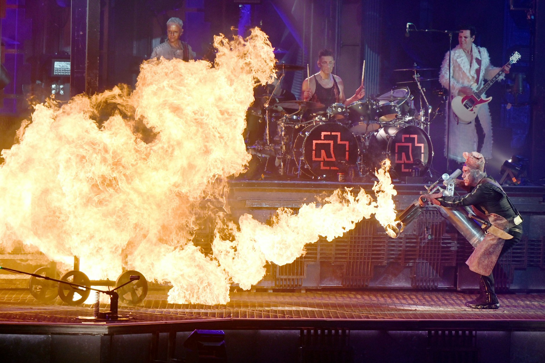 Rammstein-Frontmann Till Lindemann auf der Bühne – hier zündet er per Flammenwerfer den Kessel mit Rammstein-Keyboarder Christian „Flake“ Lorenz an.