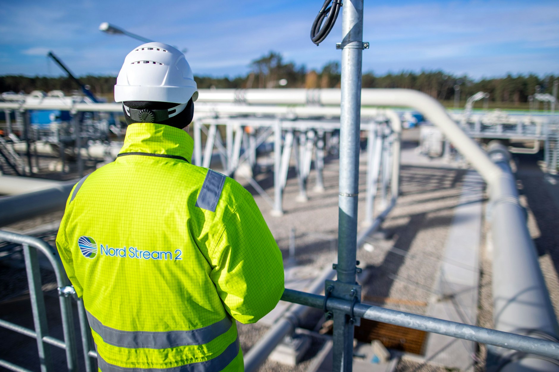 Ein Mitarbeiter von Nord Stream 2 steht auf der Molchempfangsstation für die Ostseepipeline