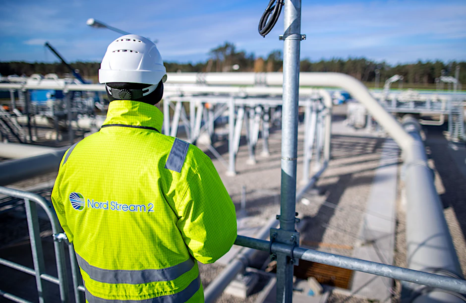 Ein Mitarbeiter von Nord Stream 2 steht auf der Molchempfangsstation für die Ostseepipeline Nord Stream 2 in der Gas-Anlandeanlage. April 2020.