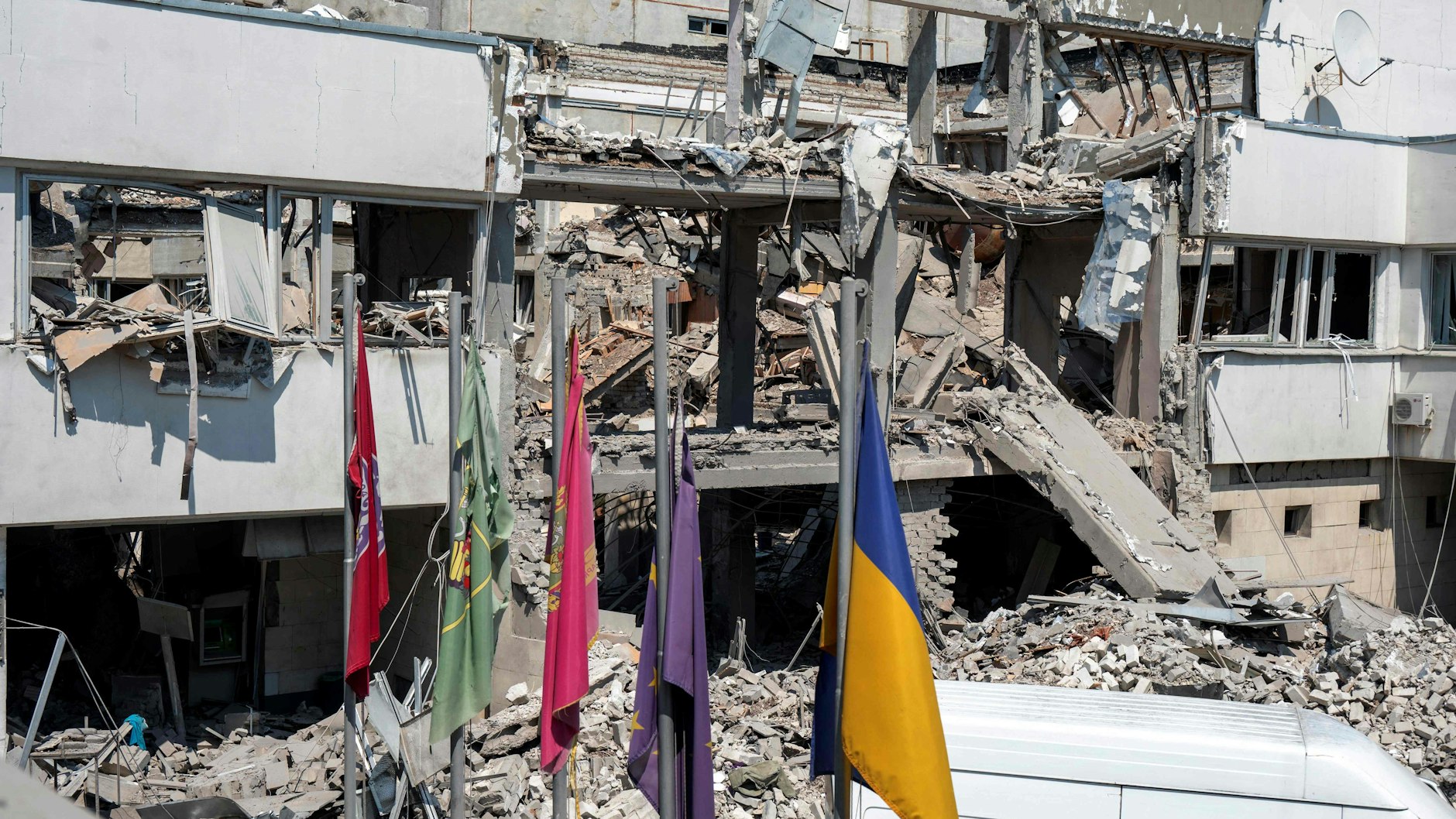 Eine Rakete zerstörte am Mittwoch die Pädagogische Universität in Charkiw. Ein Mensch kam dabei ums Leben.