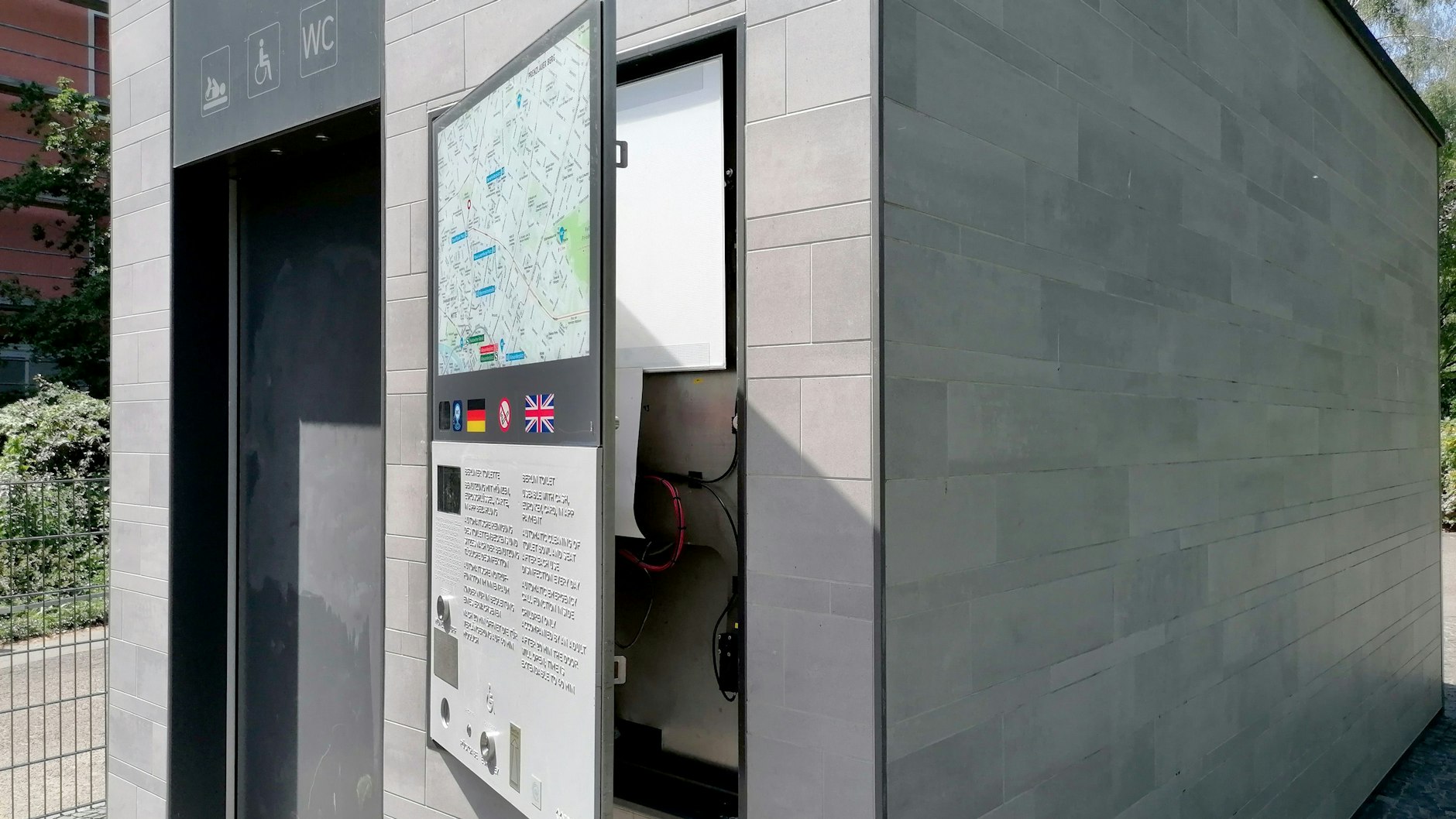 Eine aufgebrochene öffentliche Toilette in Berlin