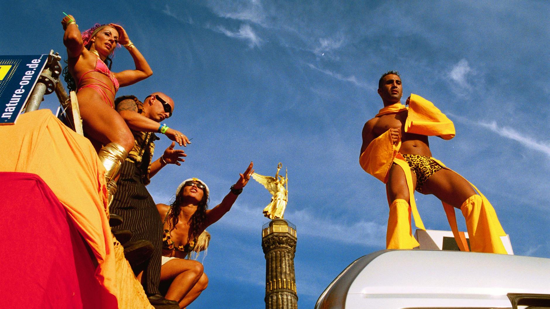 Da war's schon ein Fest für die Massen: die Loveparade im Sommer 2001 auf der Straße des 17. Juni