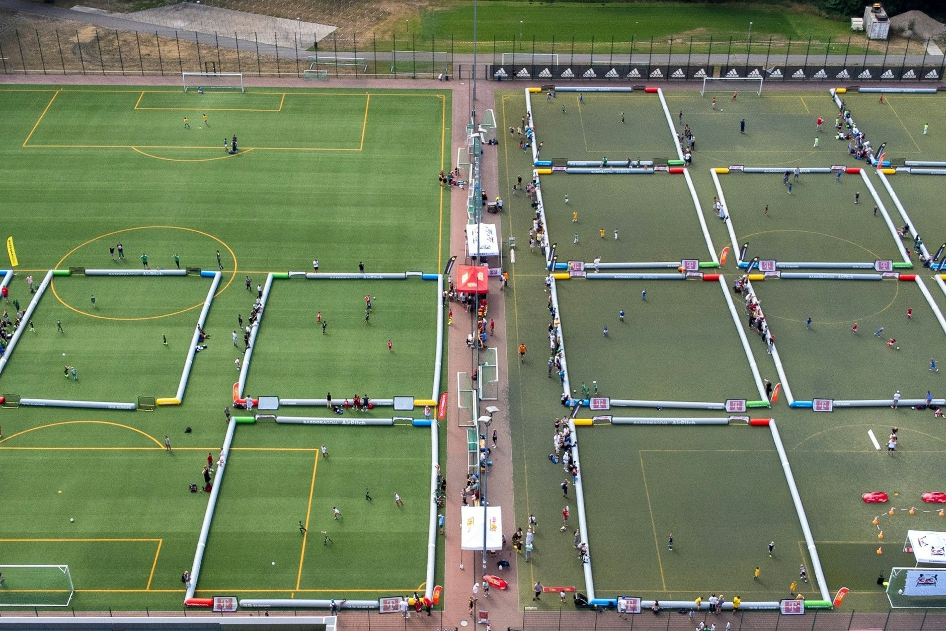 Blick von oben auf den Weltrekordversuch beim 1. FC Union.