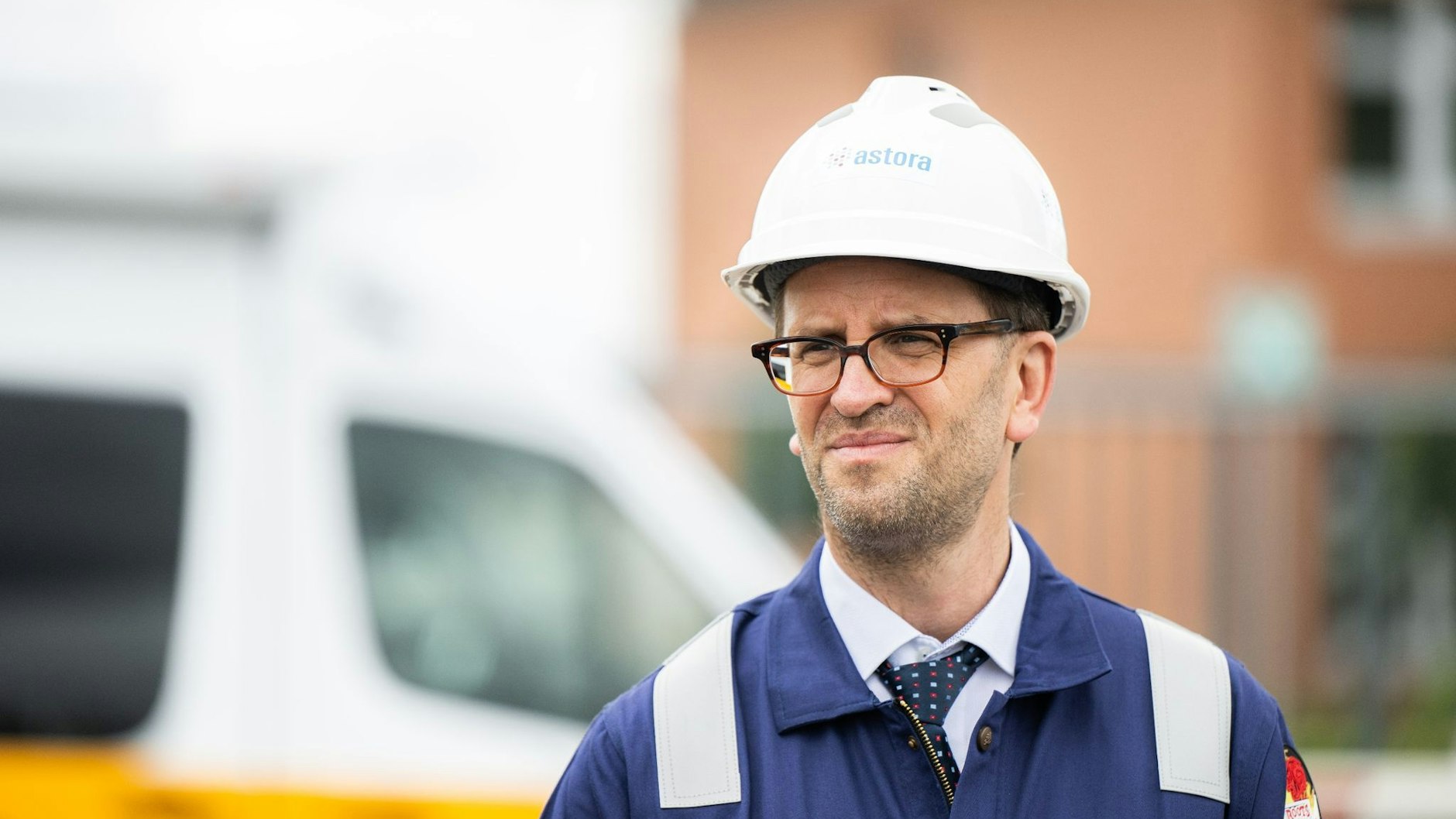 Der Präsident der Bundesnetzagentur, Klaus Müller, besichtigt den Gasspeicher im niedersächsischen Rehden.