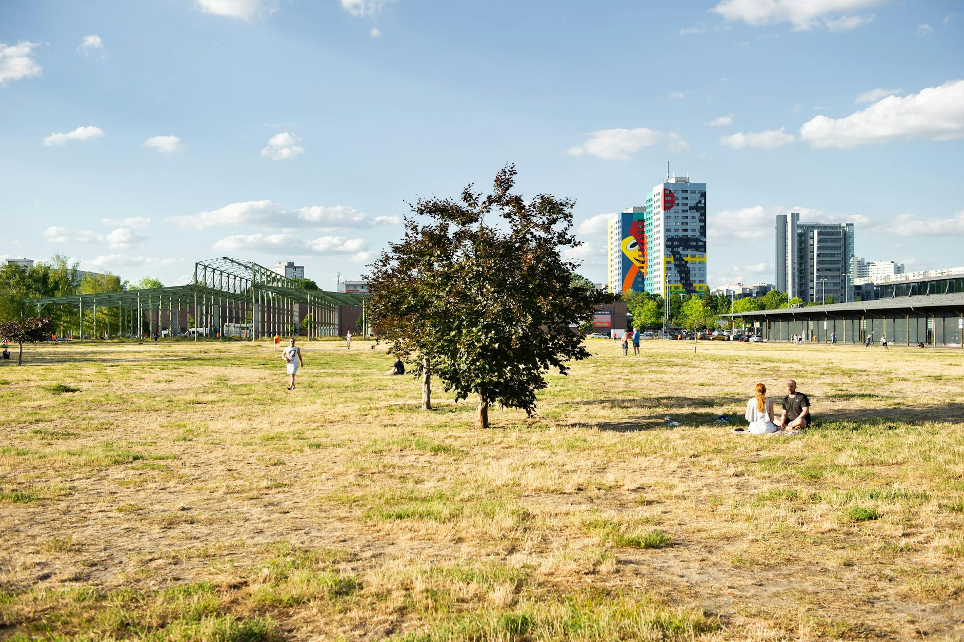 Der Blankenstein-Park in Pankow: Viel Steppe und nur ganz, ganz wenig Schatten. Die Aufenthaltsqualität tendiert gegen null.