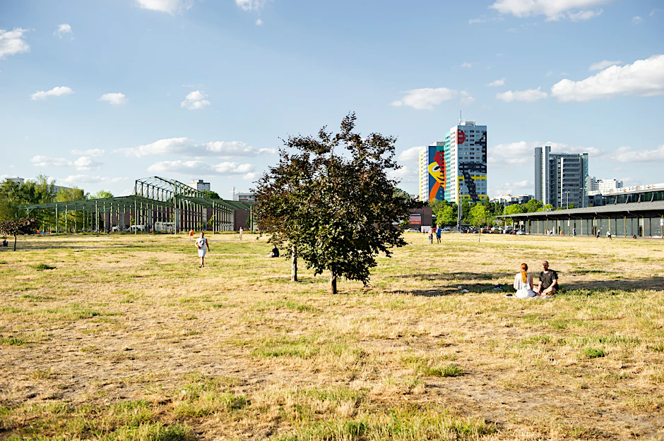 Der Blankenstein-Park in Pankow: Viel Steppe und nur ganz, ganz wenig Schatten. Die Aufenthaltsqualität tendiert gegen null.