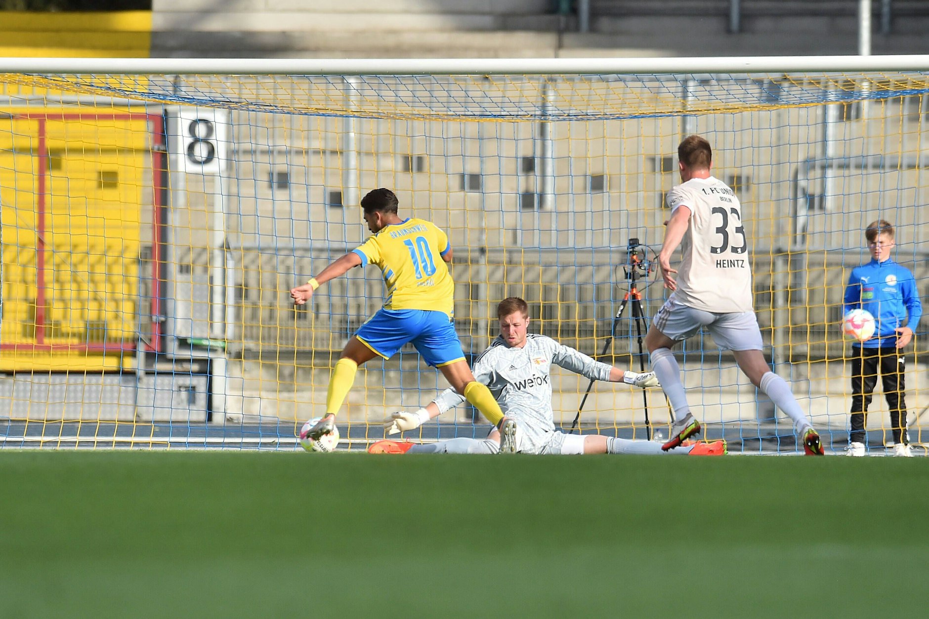 Braunschweigs Immanuel Pherai umkurvt Unions Schlussmann Lennart Grill und schiebt zum 1:0 für die Hausherren ein.
