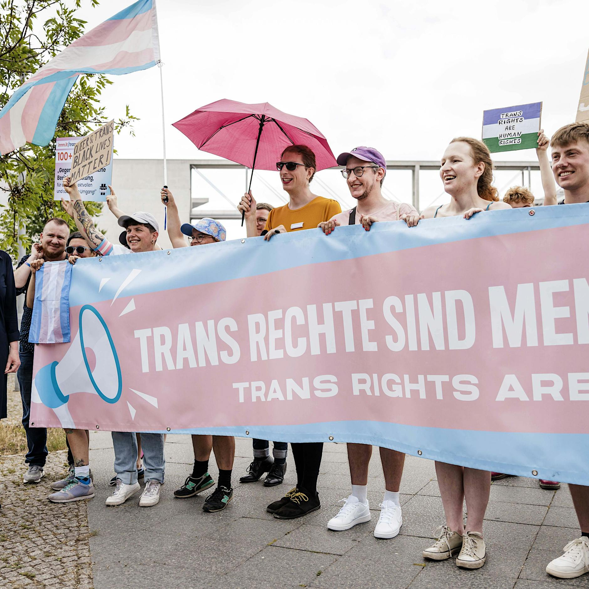 Transfeindlichkeit in Medien? Eine Initiative will Berichterstattung kritisch überprüfen