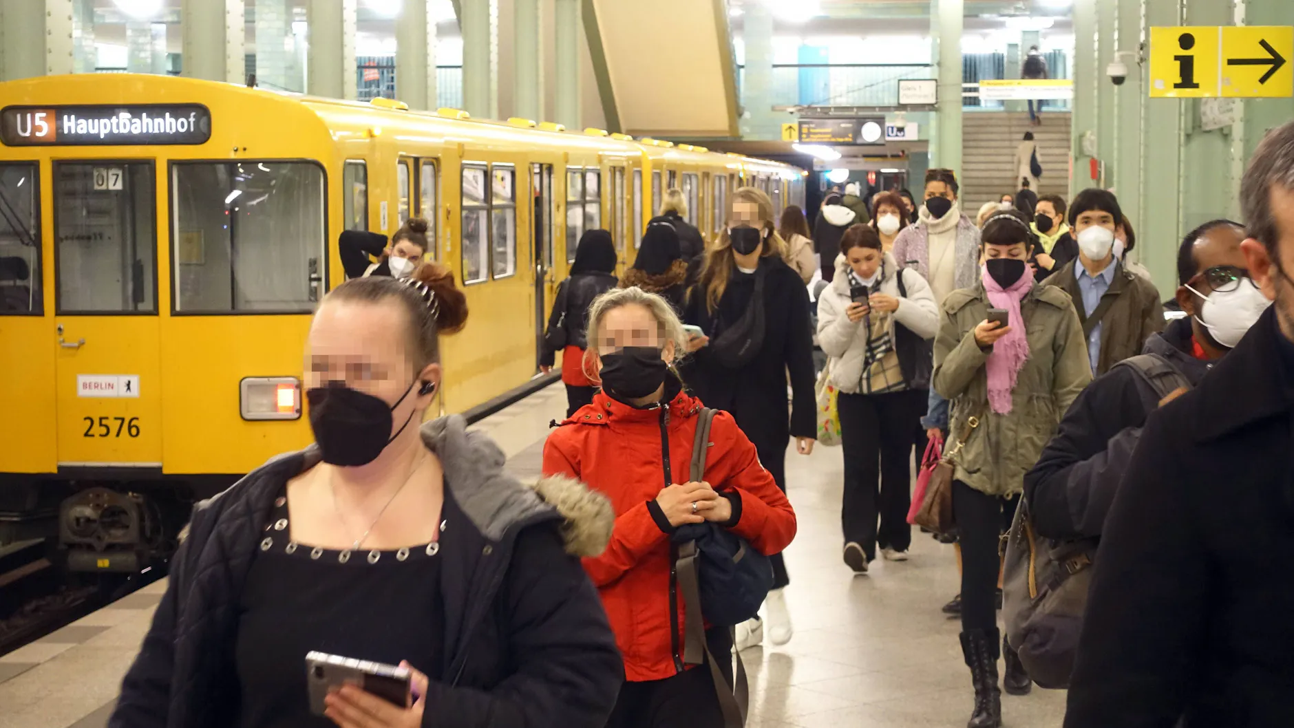 Fahrgäste steigen aus der U-Bahn am Berliner Alexanderplatz. (Archivbild)