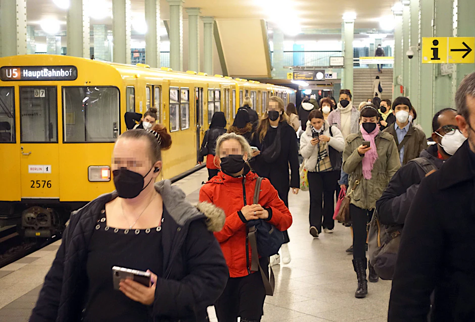 Fahrgäste steigen aus der U-Bahn am Berliner Alexanderplatz. (Archivbild)