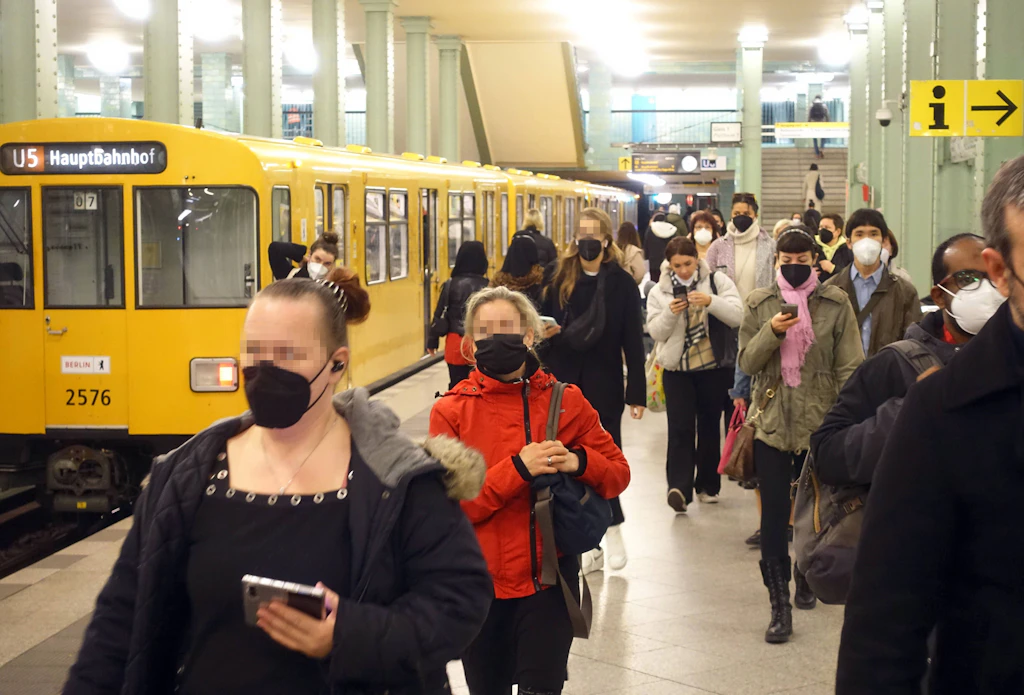 Maskenpflicht in Berliner Öffis: Verkehrsverbund fordert mehr Disziplin