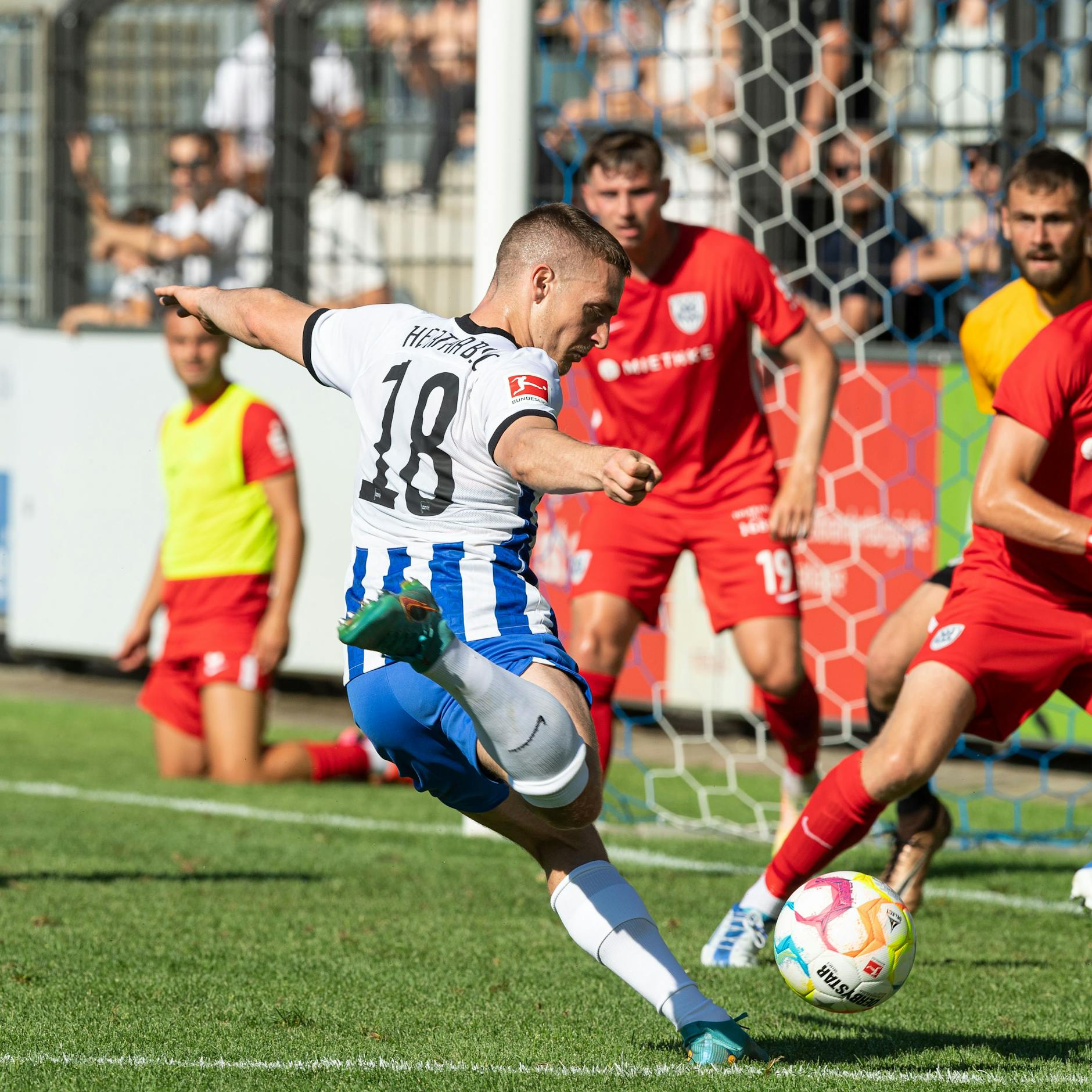 Santiago Ascacibar zieht beim 1:0-Testspiel in Babelsberg ab. War es schon sein letzte Partie für Hertha?