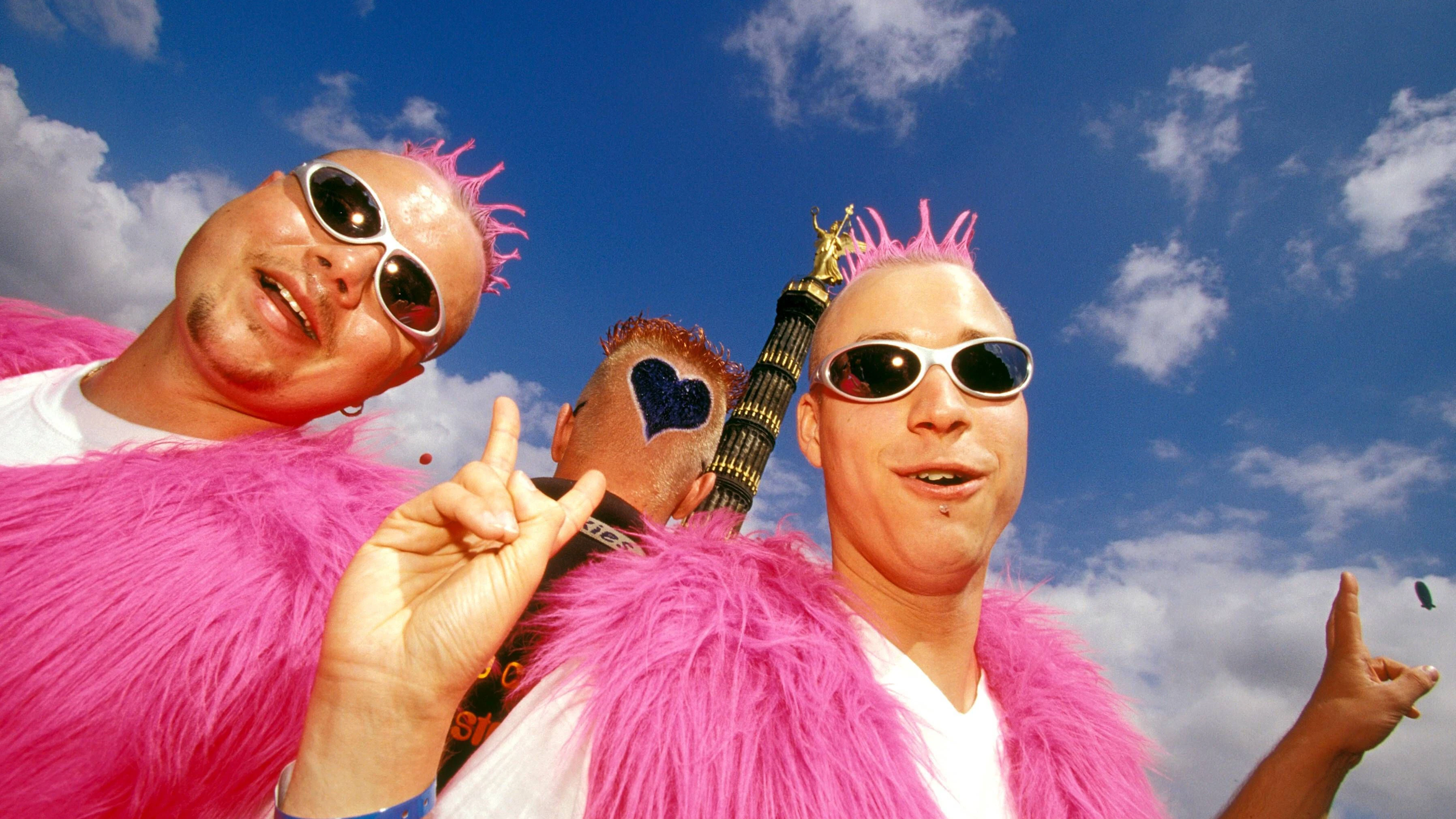 Tweedledee und Tweedledum auf Ecstasy: im haarigen Partnerlook um die Goldelse herumtanzen.