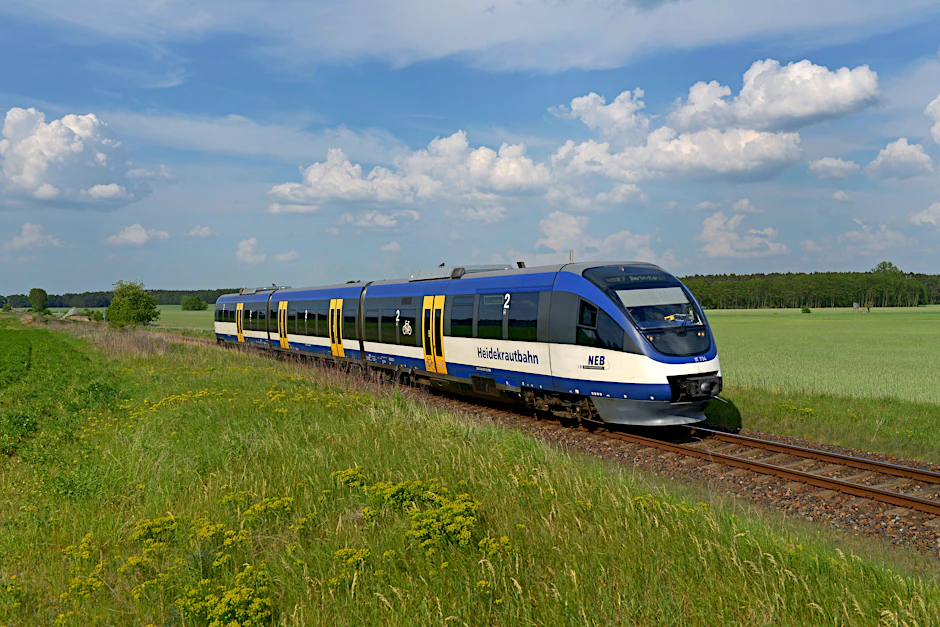 Mit dem Zug ins Grüne: Auf der Heidekrautbahn, der Linie RB27, rollt ein dreiteiliger Triebwagen vom Typ Talent durch den Landkreis Barnim. Künftig fahren hier zweiteilige Wasserstoffzüge.