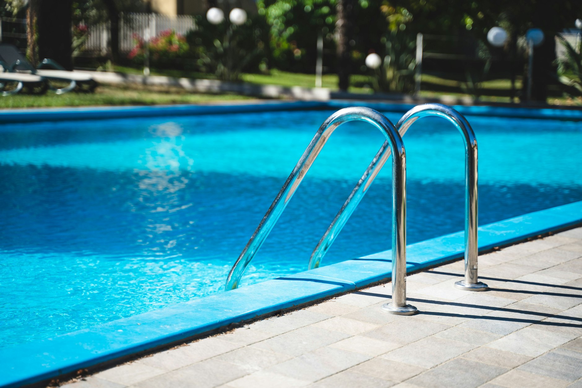 In der Nähe der Leiche von Juri Woronow wurde eine Pistole am Beckenrand des Swimmingpools entdeckt.