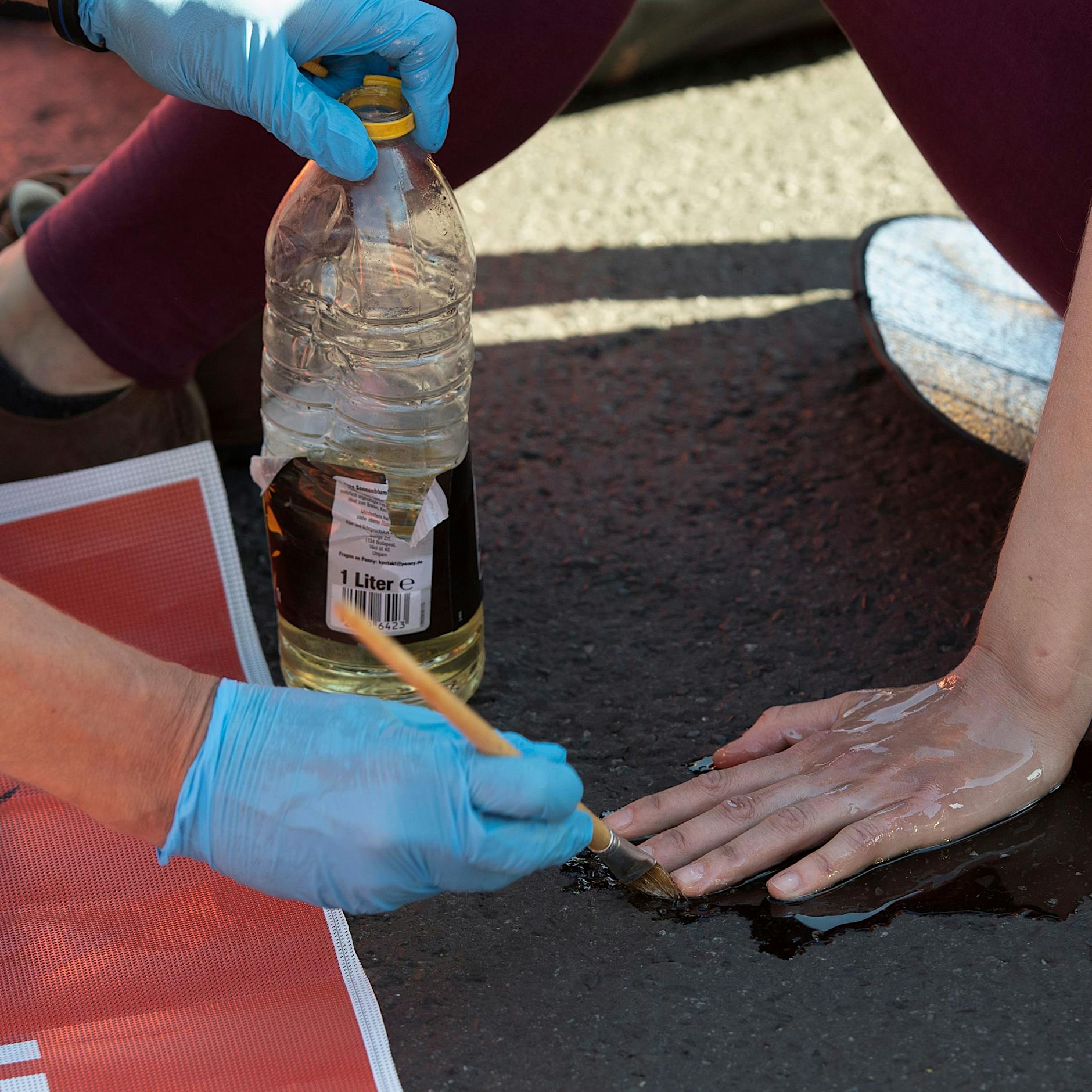 Klima-Aktivisten blockieren Straßen im Berliner Osten