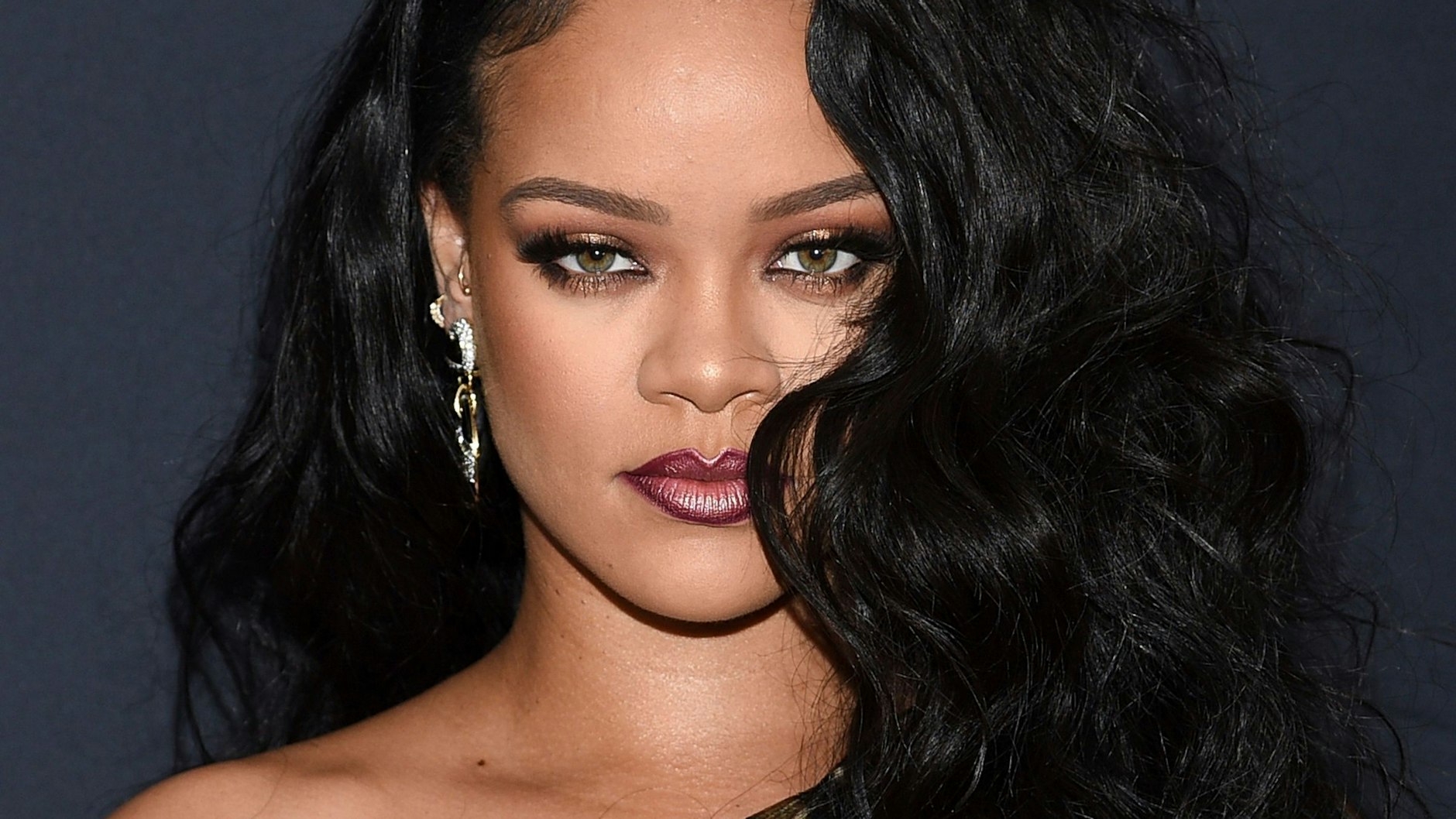 Rihannas Nettovermögen ist aufgrund ihrer Investitionen in die Welt der Schönheit, Hautpflege, Dessous und Musik auf 1,4 Milliarden US-Dollar angewachsen.