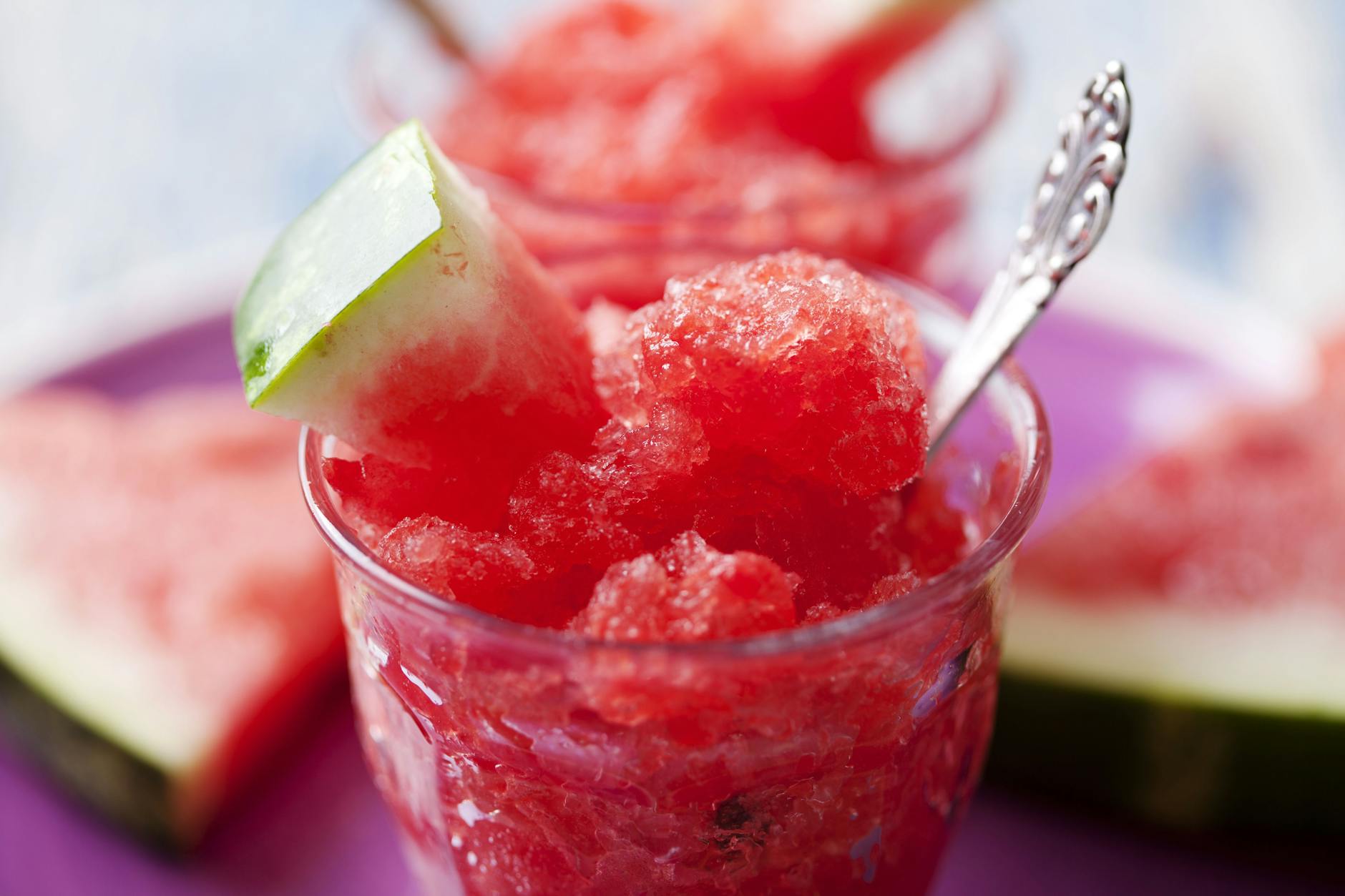 Mit Melone wird die Granita zum leckeren Sommerdessert. Es gibt aber auch andere Varianten.