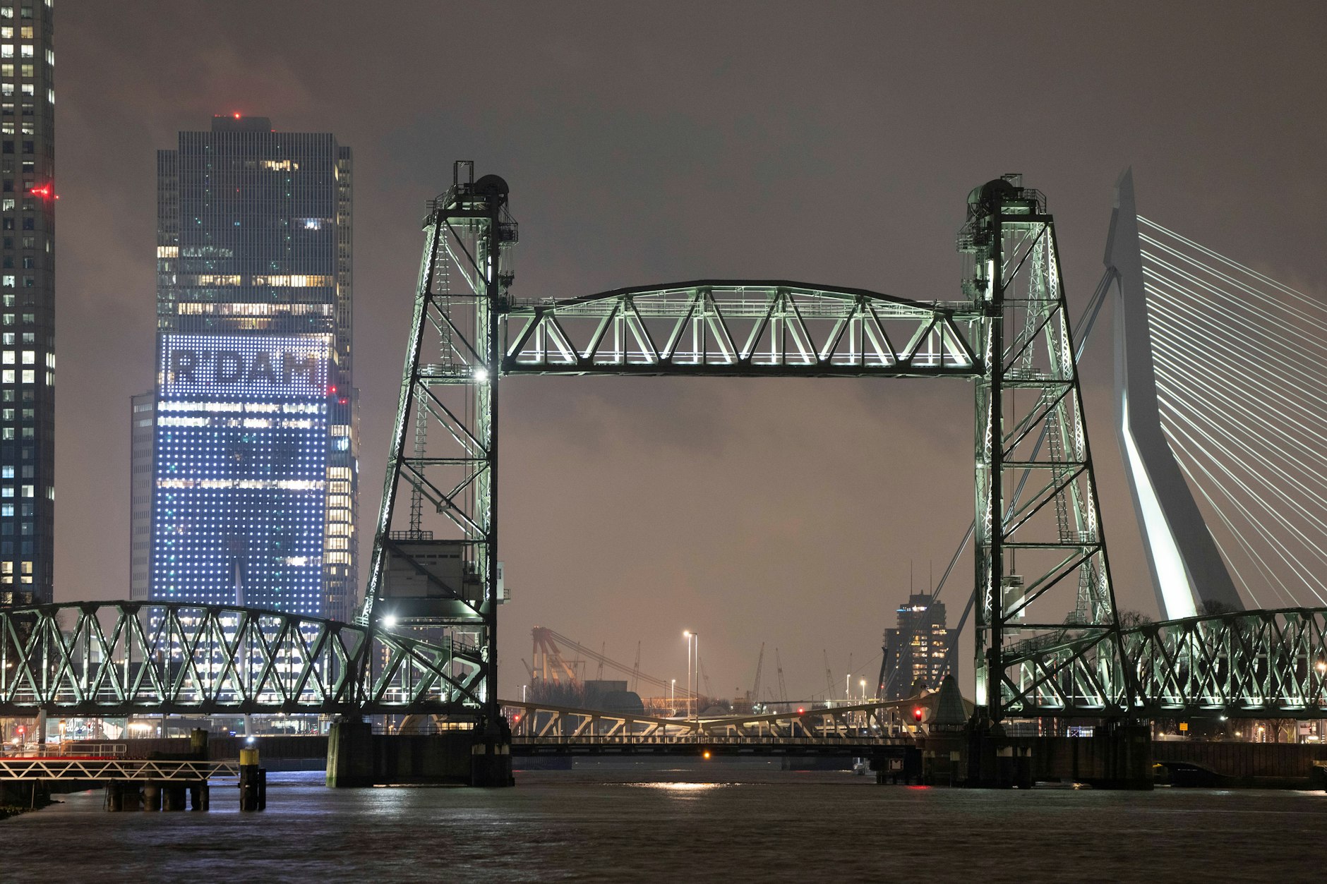 Rotterdam: Die Koningshaven-Brücke, bekannt als «De Hef» (dt. «Der Aufzug»), steht unter Denkmalschutz. Die historische Brücke in Rotterdam wird nun doch nicht für die Durchfahrt einer Mega-Yacht abgebaut.