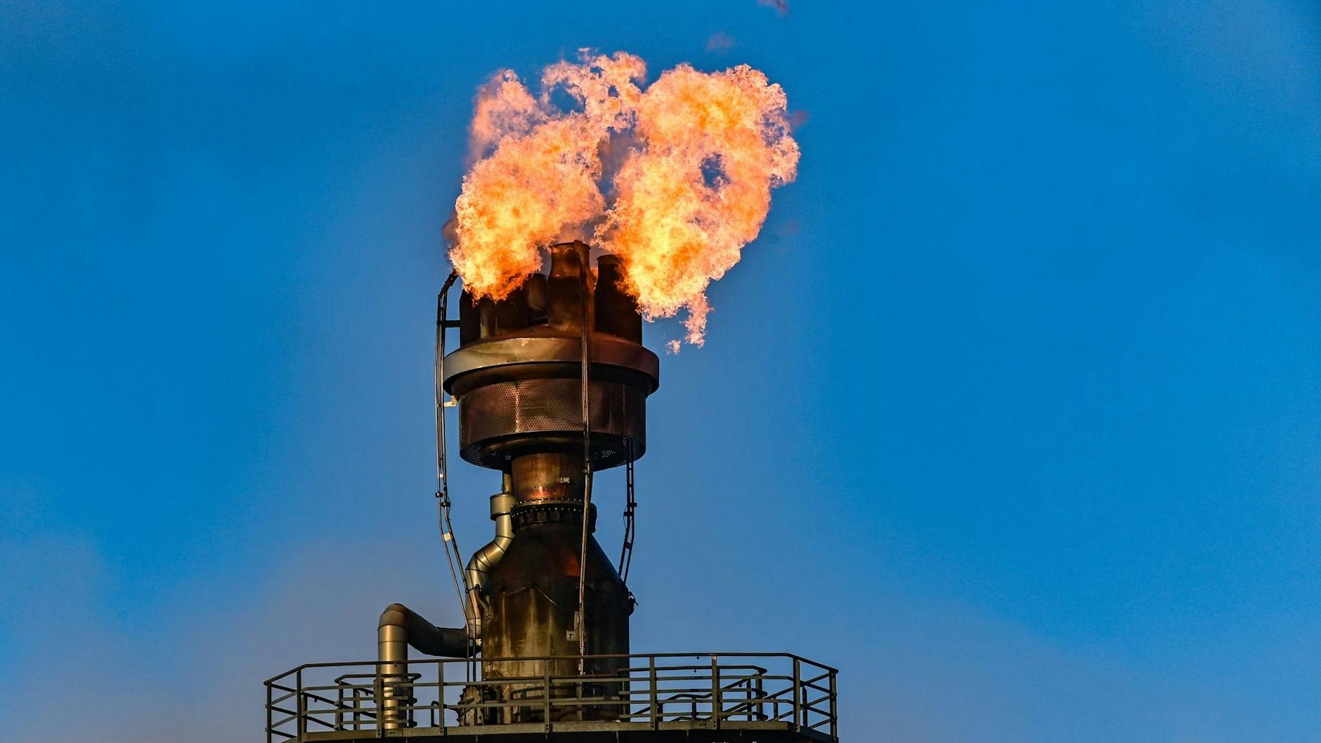 Rohölverarbeitungsanlage einer Ölraffinerie. (Symbolbild)