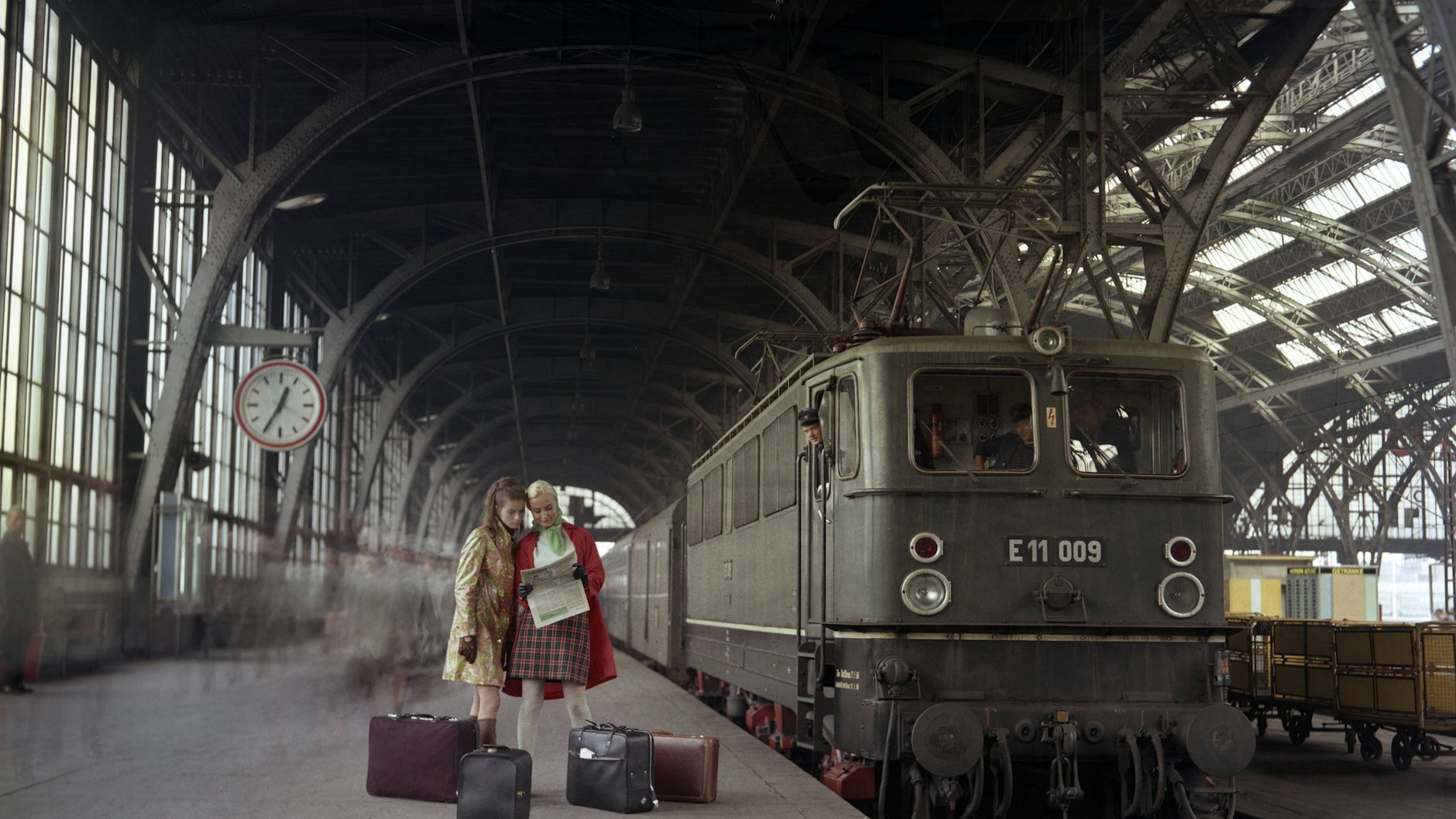 Zwei&nbsp; Frauen stehen auf einem Bahnsteig des Hauptbahnhofs in Leipzig: So schön leer wie auf diesem Reklamefoto war das auch nicht immer.