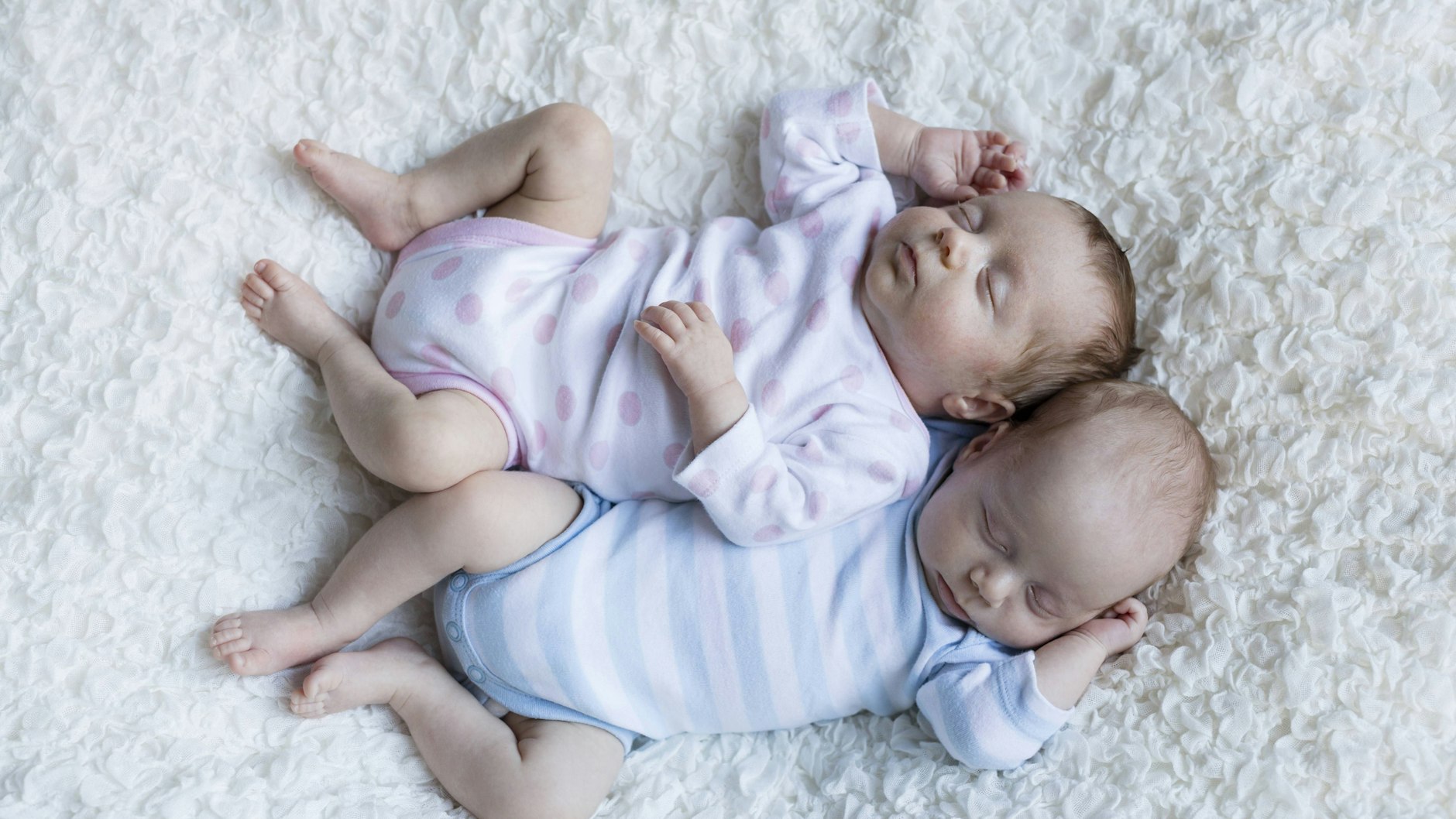 Neugeborene Zwillinge in Blau und Rosa: ein Junge und ein Mädchen?