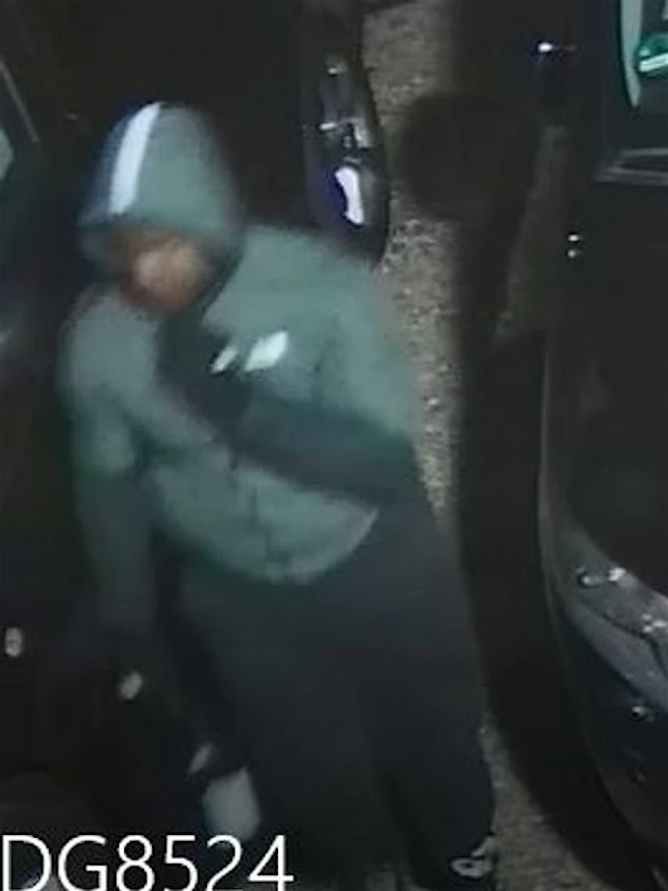 Die Polizei Berlin sucht mit diesem Foto nach dem gesuchten Mann.