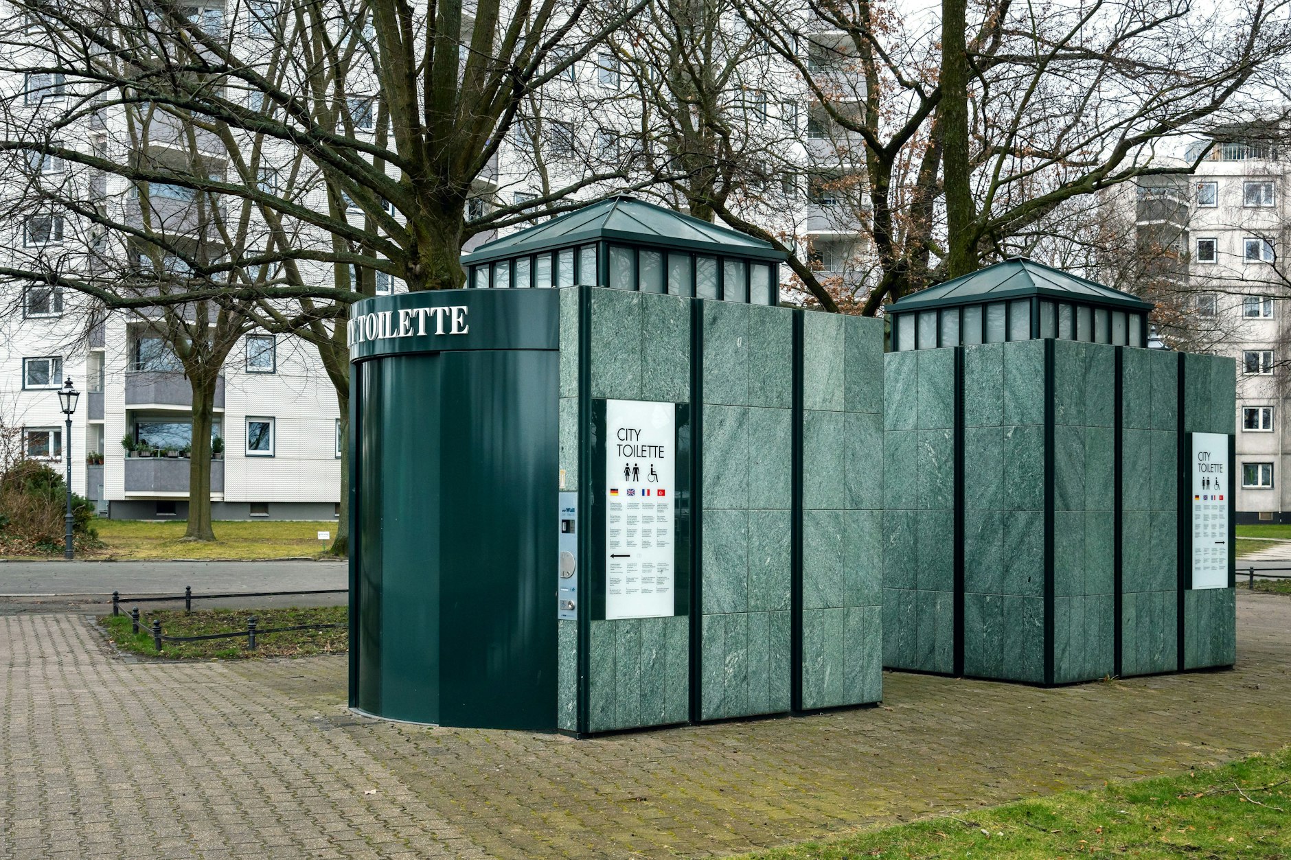 Eine City-Toilette in Berlin: Kriminelle haben es dort auf das Kleingeld abgesehen, die Diebstähle haben sich enorm gehäuft.