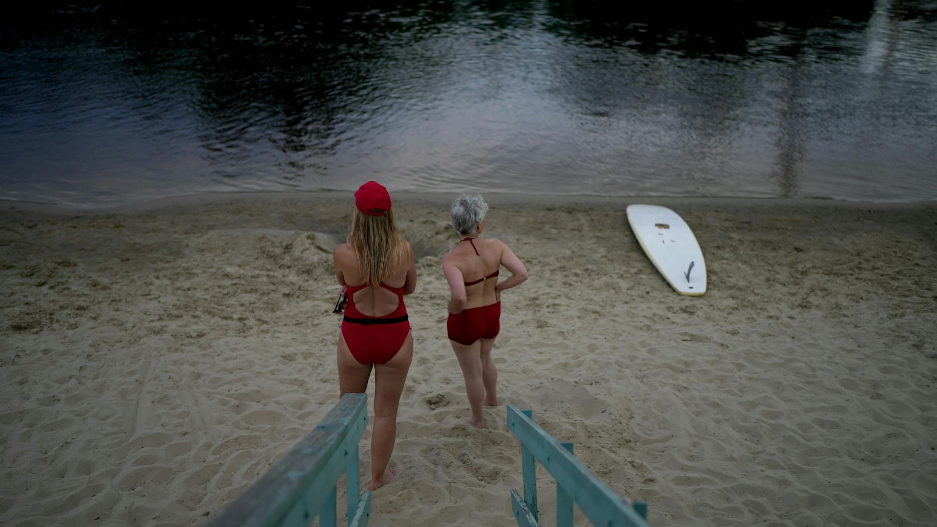 Ukrainerinnen am am Sandstrand des Flusses Dnepr.