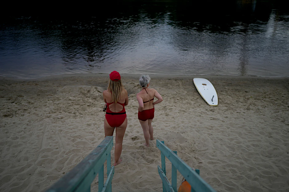 Ukrainerinnen am&nbsp;am Sandstrand des Flusses Dnepr.