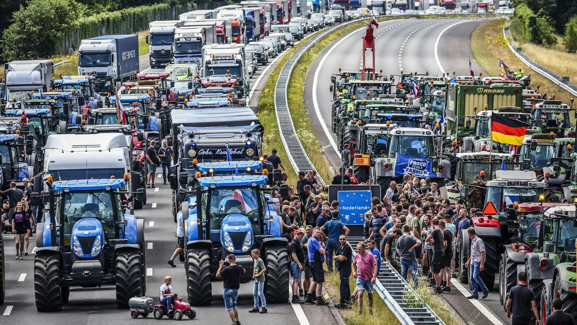 Wütende Bauern blockieren eine Autobahn an der Grenze zu den Niederlanden.