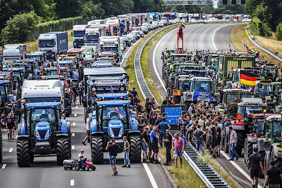Wütende Bauern blockieren eine Autobahn an der Grenze zu den Niederlanden.